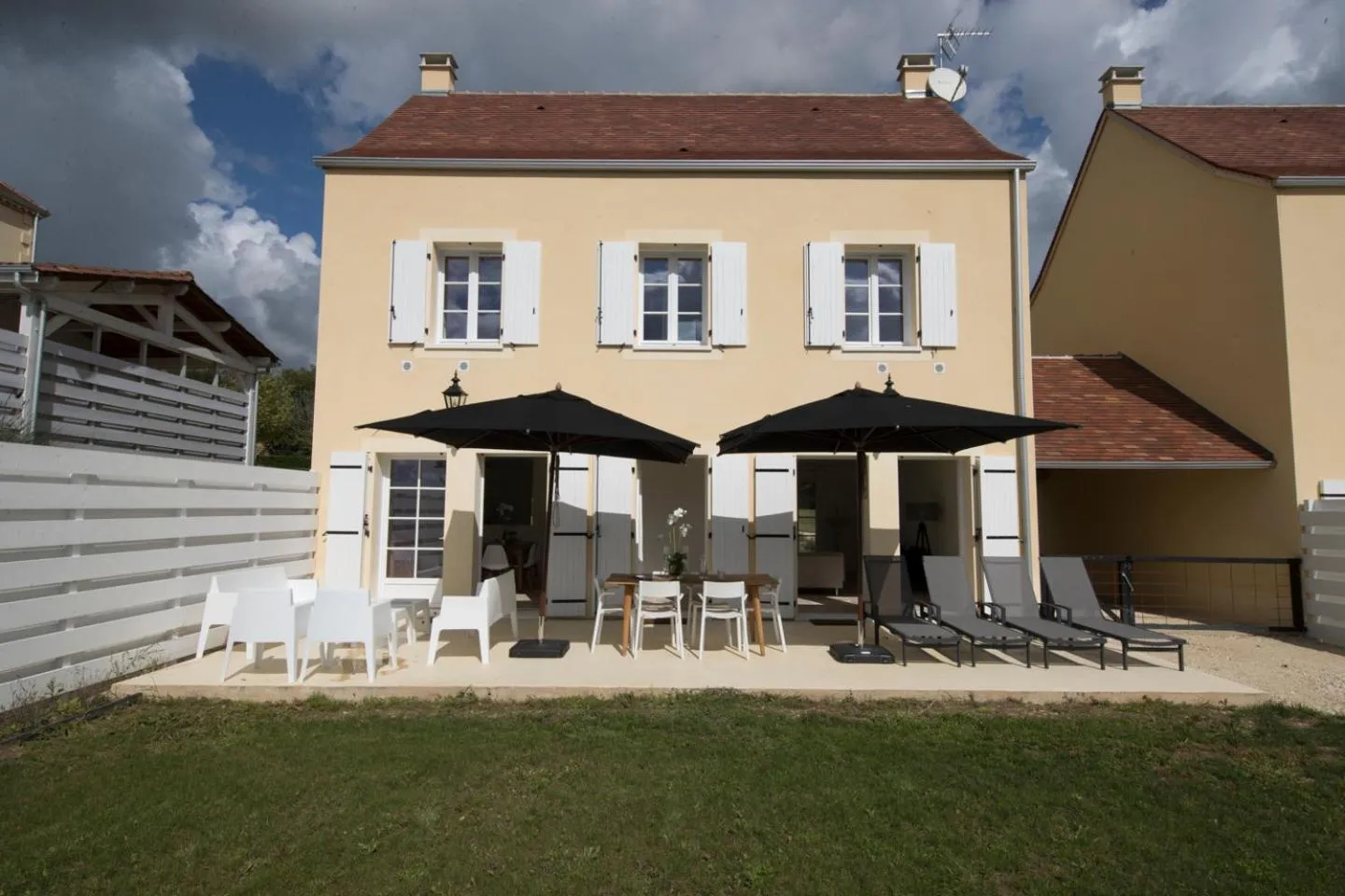 Facade/entrance in Château Les Merles et ses Villas