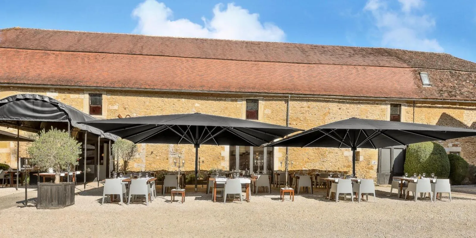 Patio in Château Les Merles et ses Villas