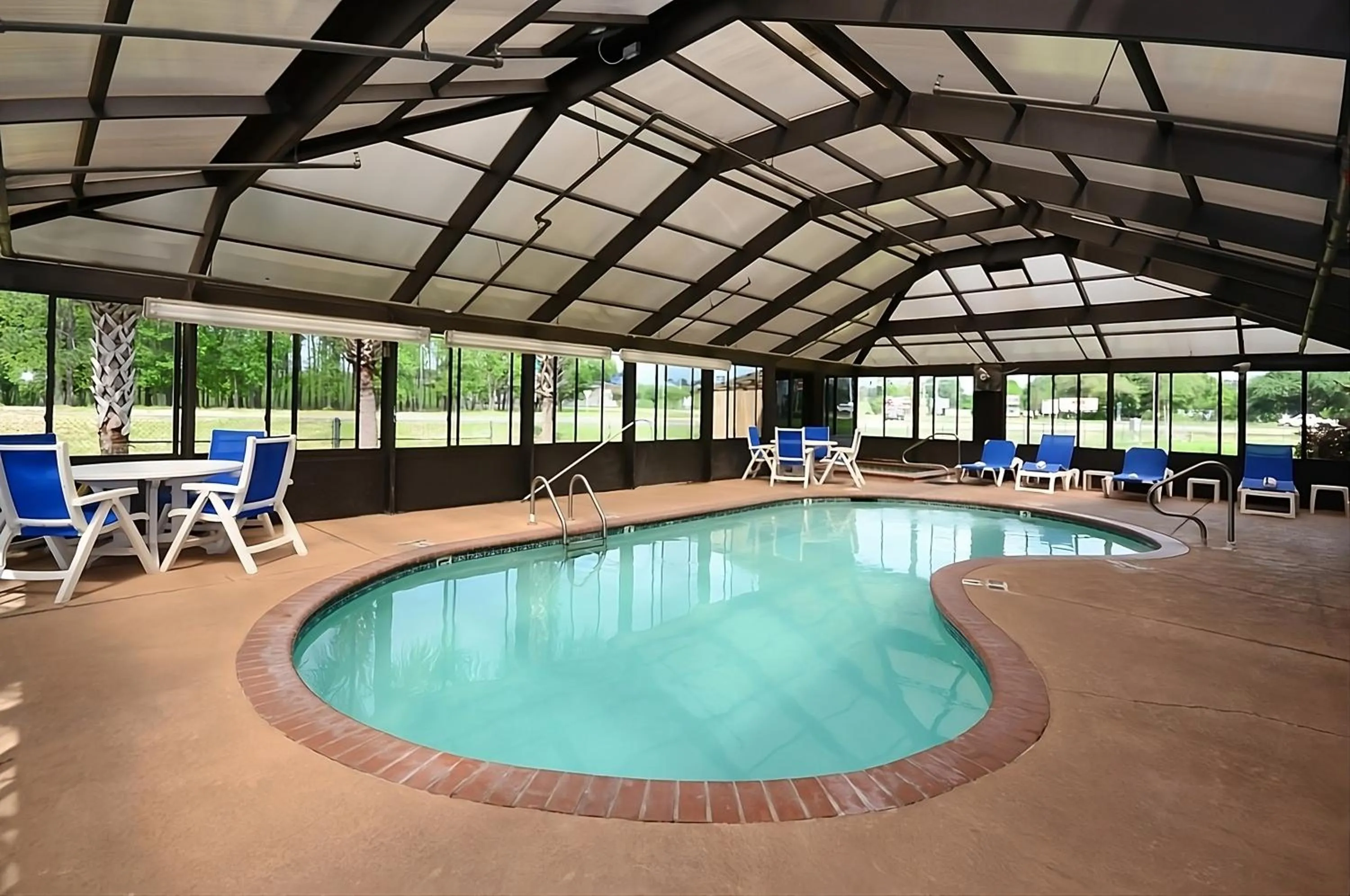 Swimming pool in Comfort Inn Hammond