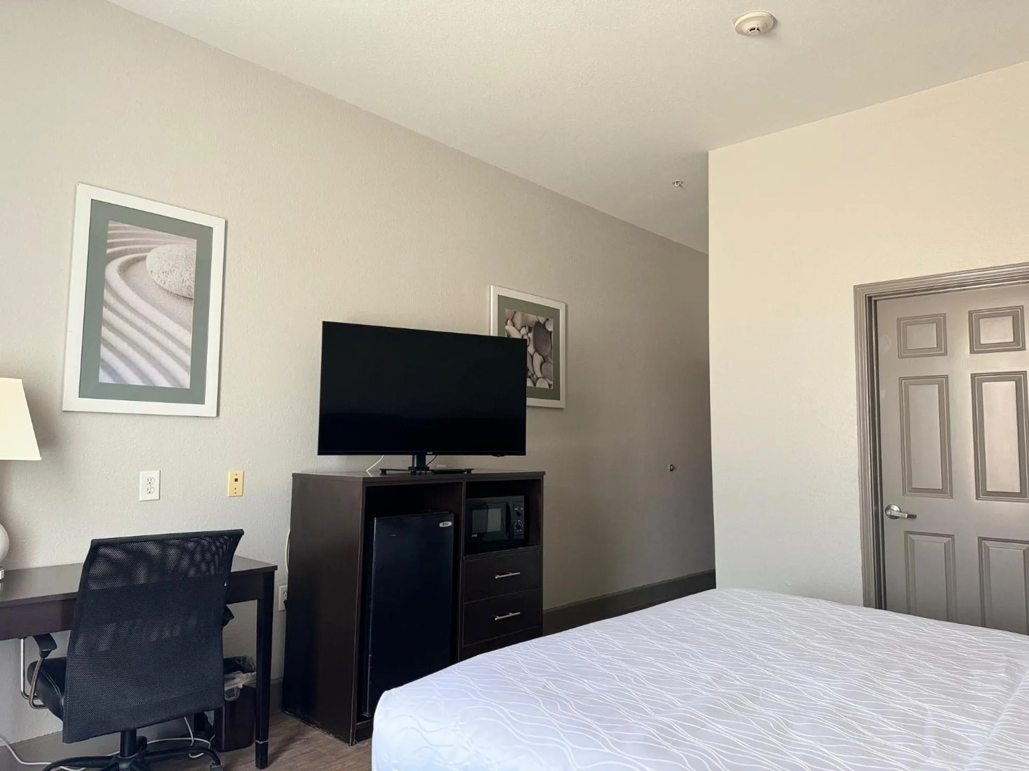 Bedroom, TV/Entertainment Center in Quality Inn & Suites La Porte