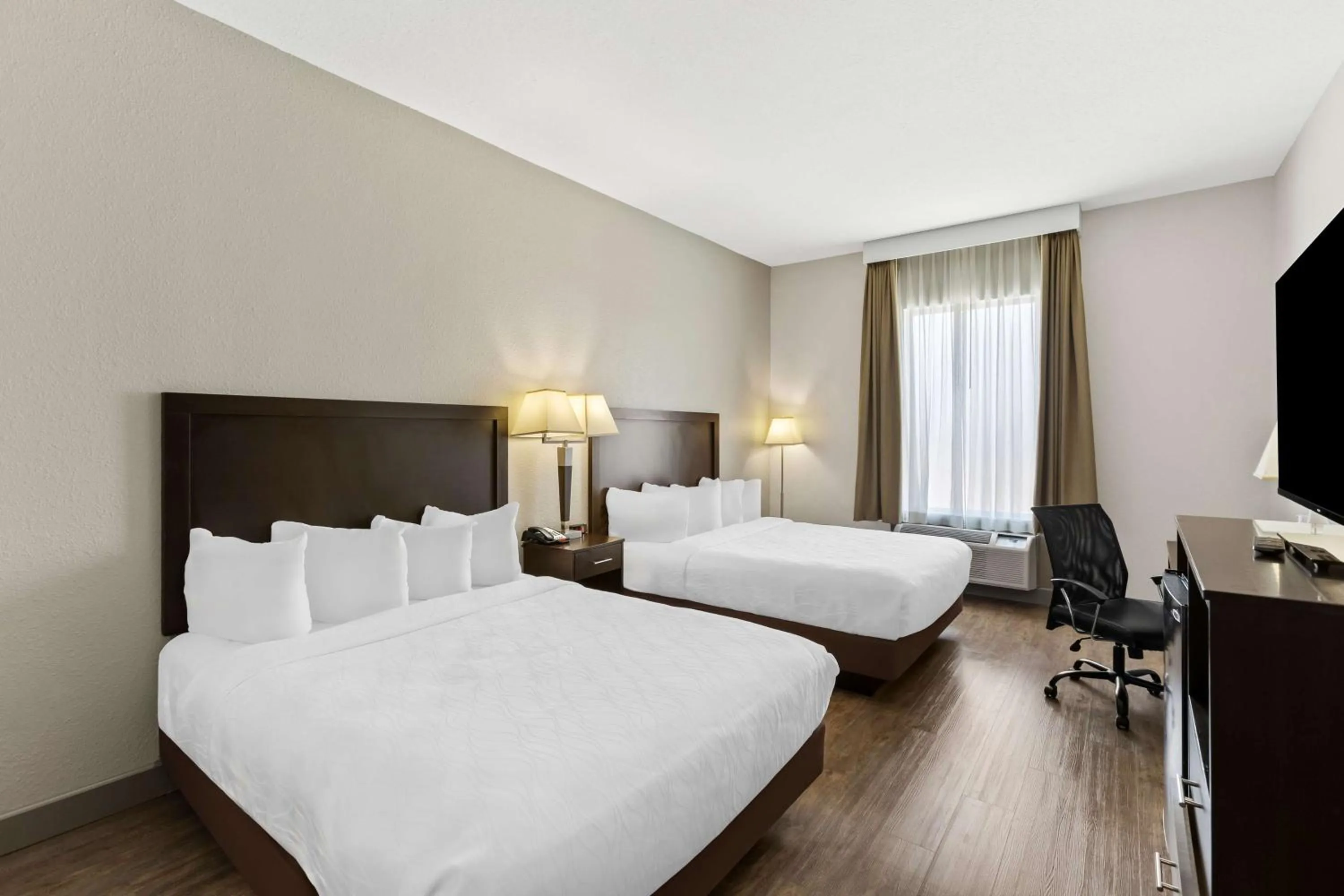 Bedroom, Bed in Sonesta Essential La Porte