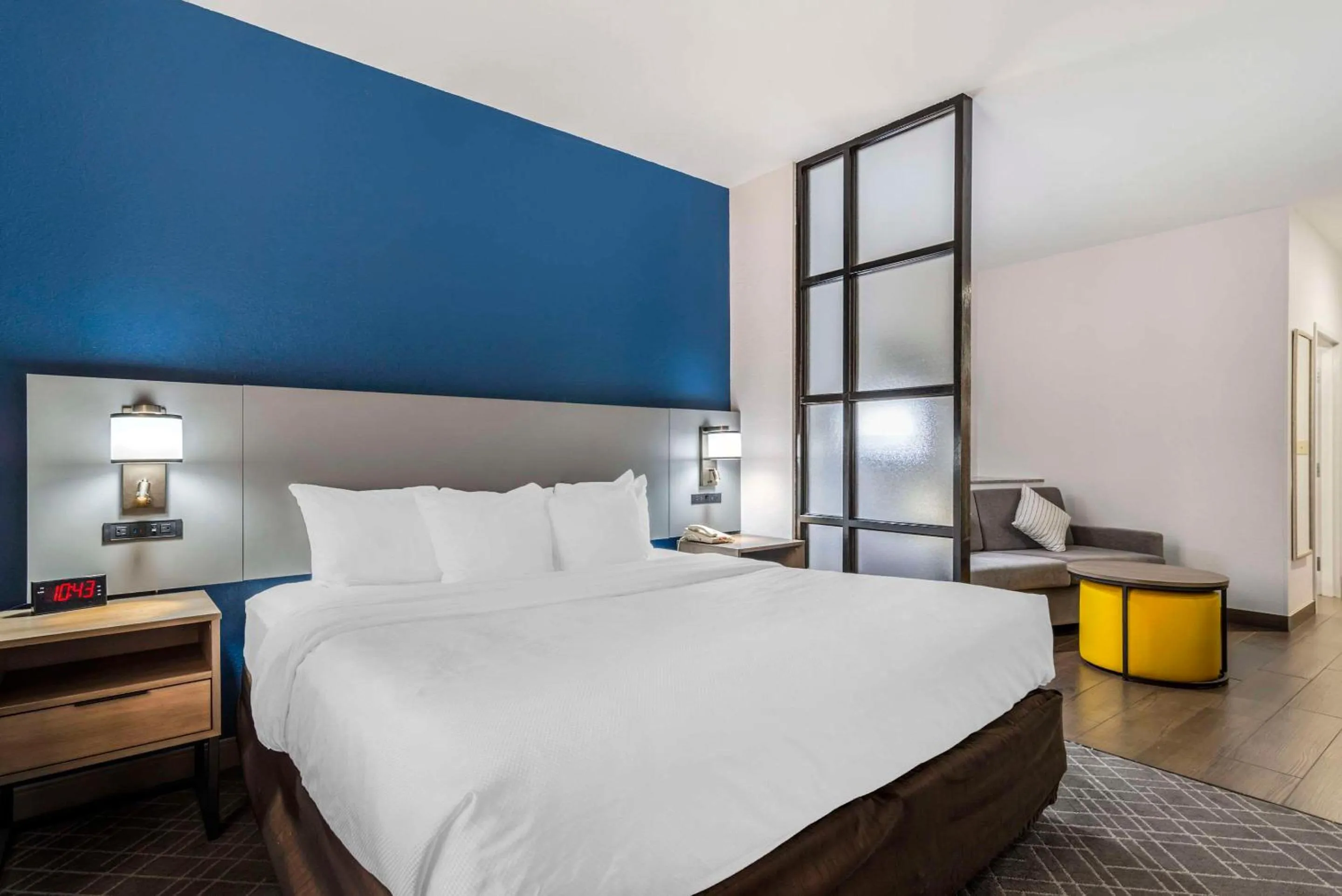 Bedroom, Bed in Comfort Suites Macon Northwest