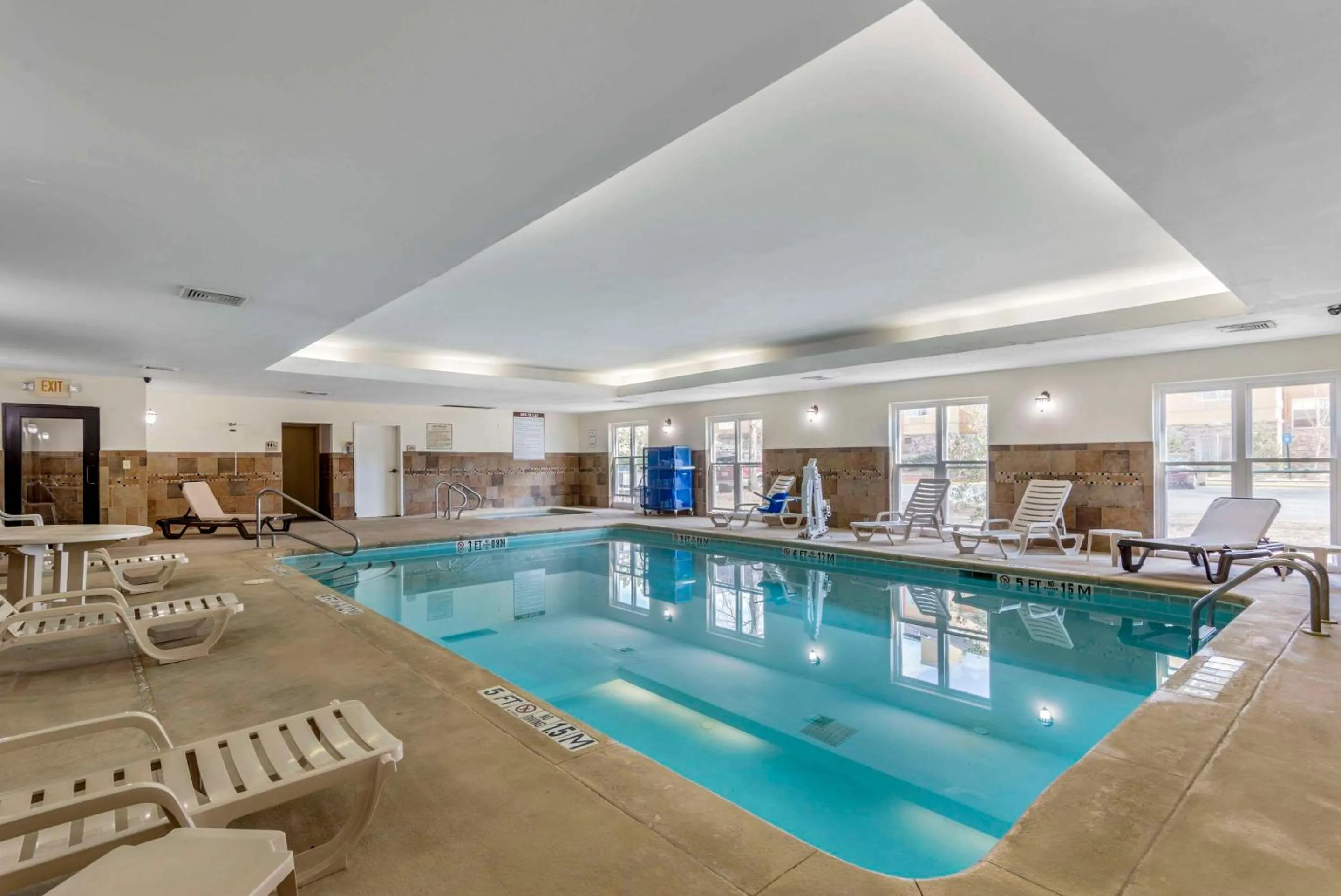 Swimming pool in Comfort Suites Macon Northwest