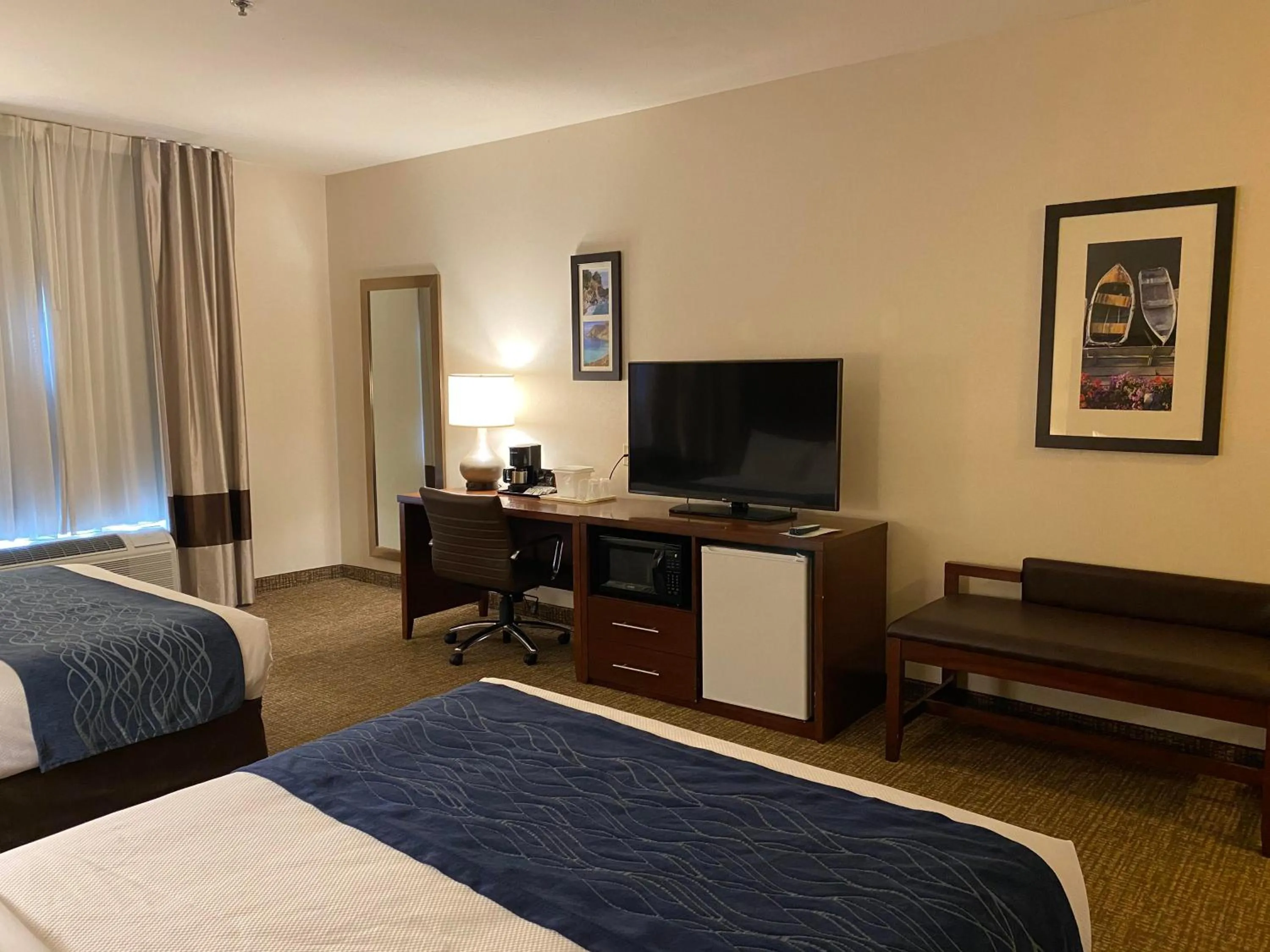 TV and multimedia, Bed in Comfort Inn Marina on the Monterey Bay