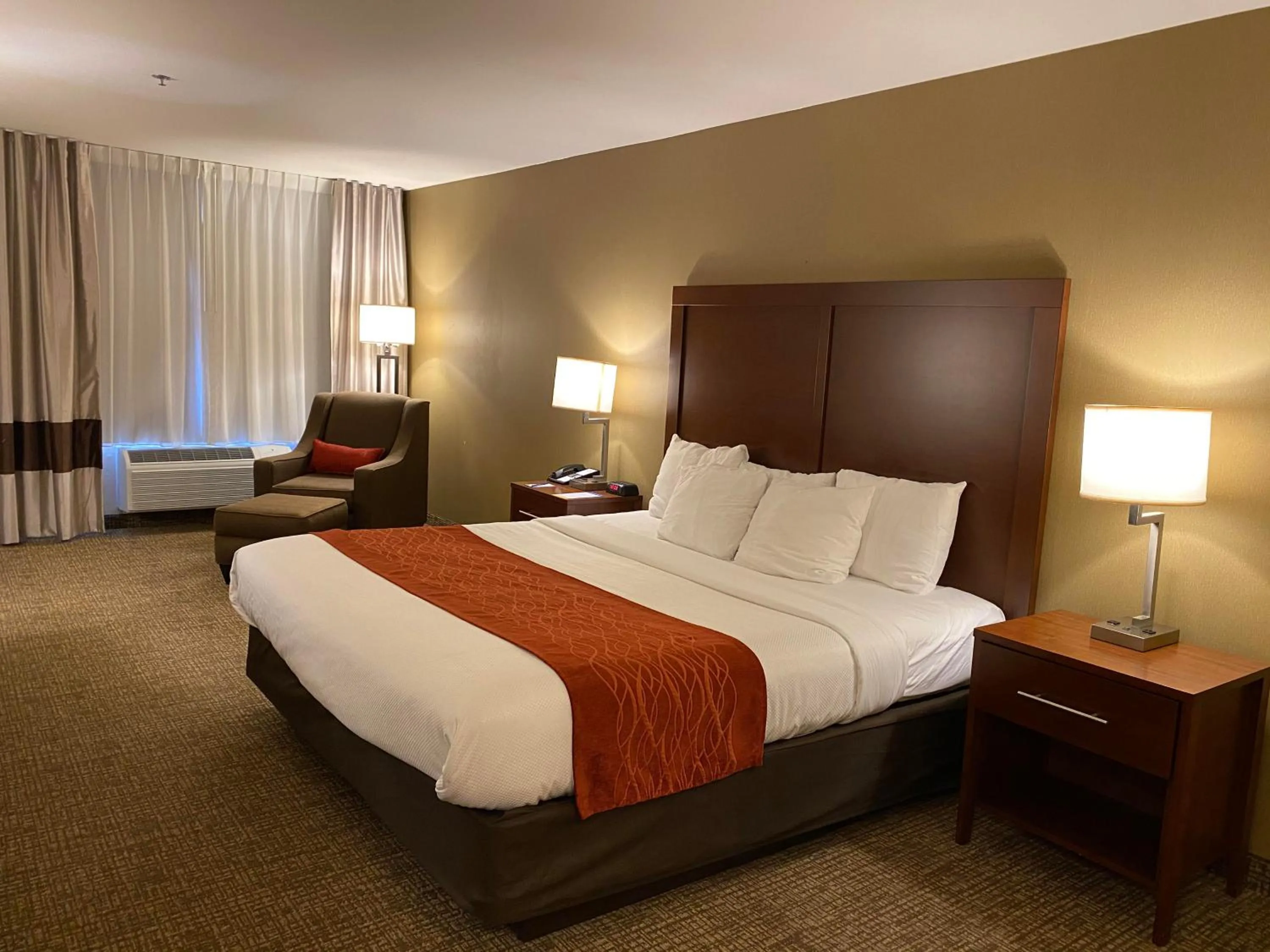 Bed in Comfort Inn Marina on the Monterey Bay