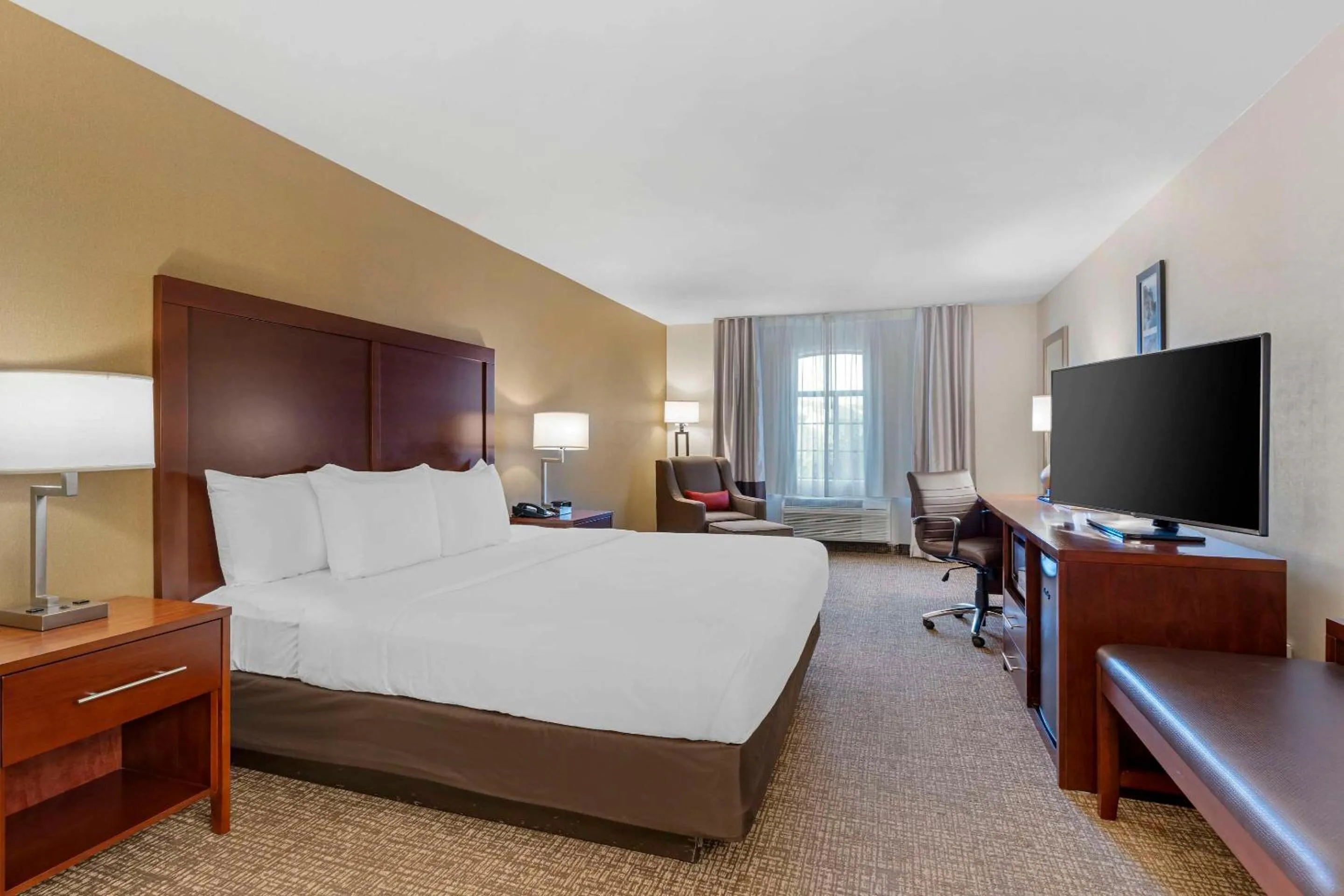 Bedroom, Bed in Comfort Inn Marina on the Monterey Bay