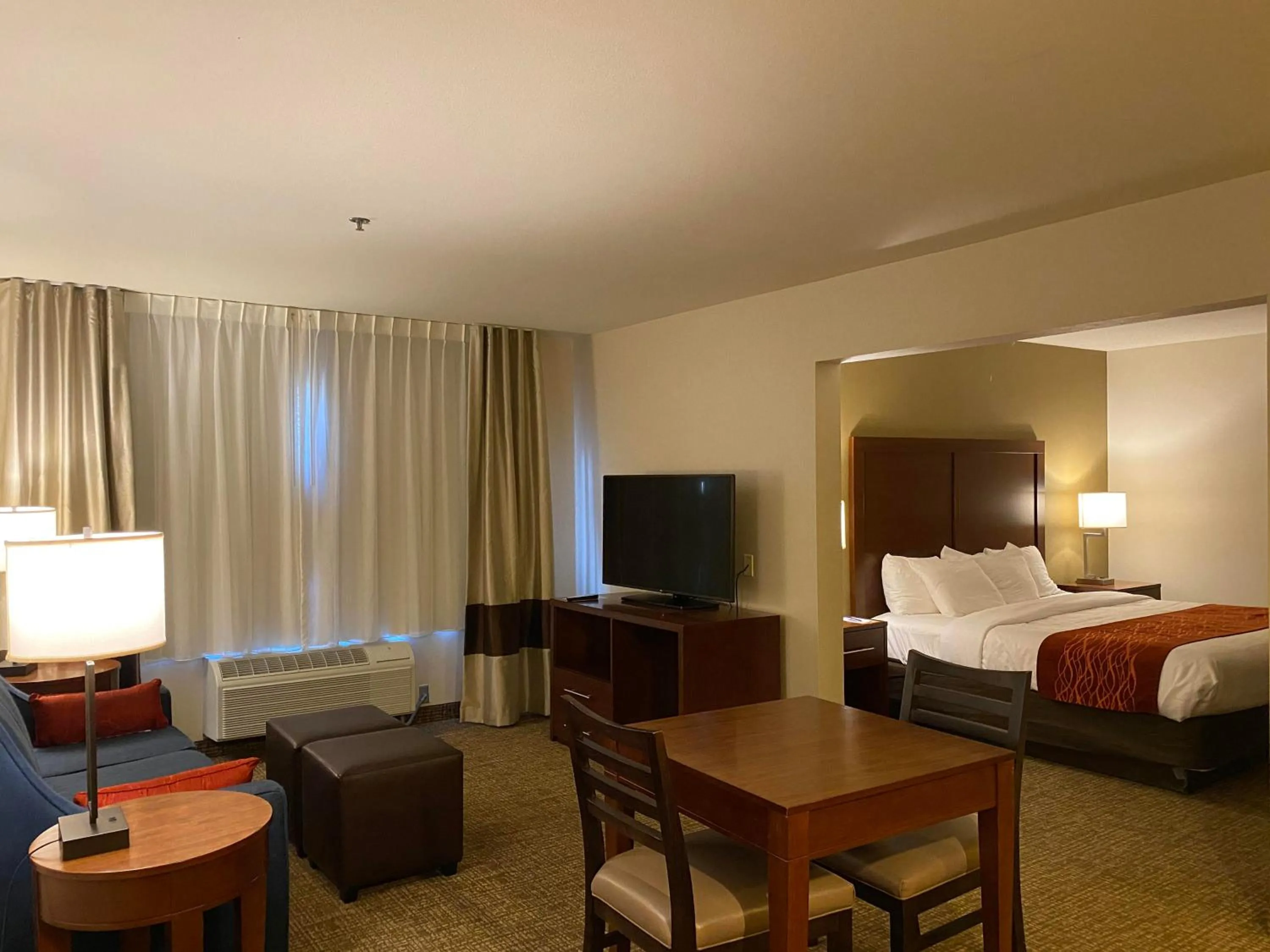 Seating area, Bed in Comfort Inn Marina on the Monterey Bay