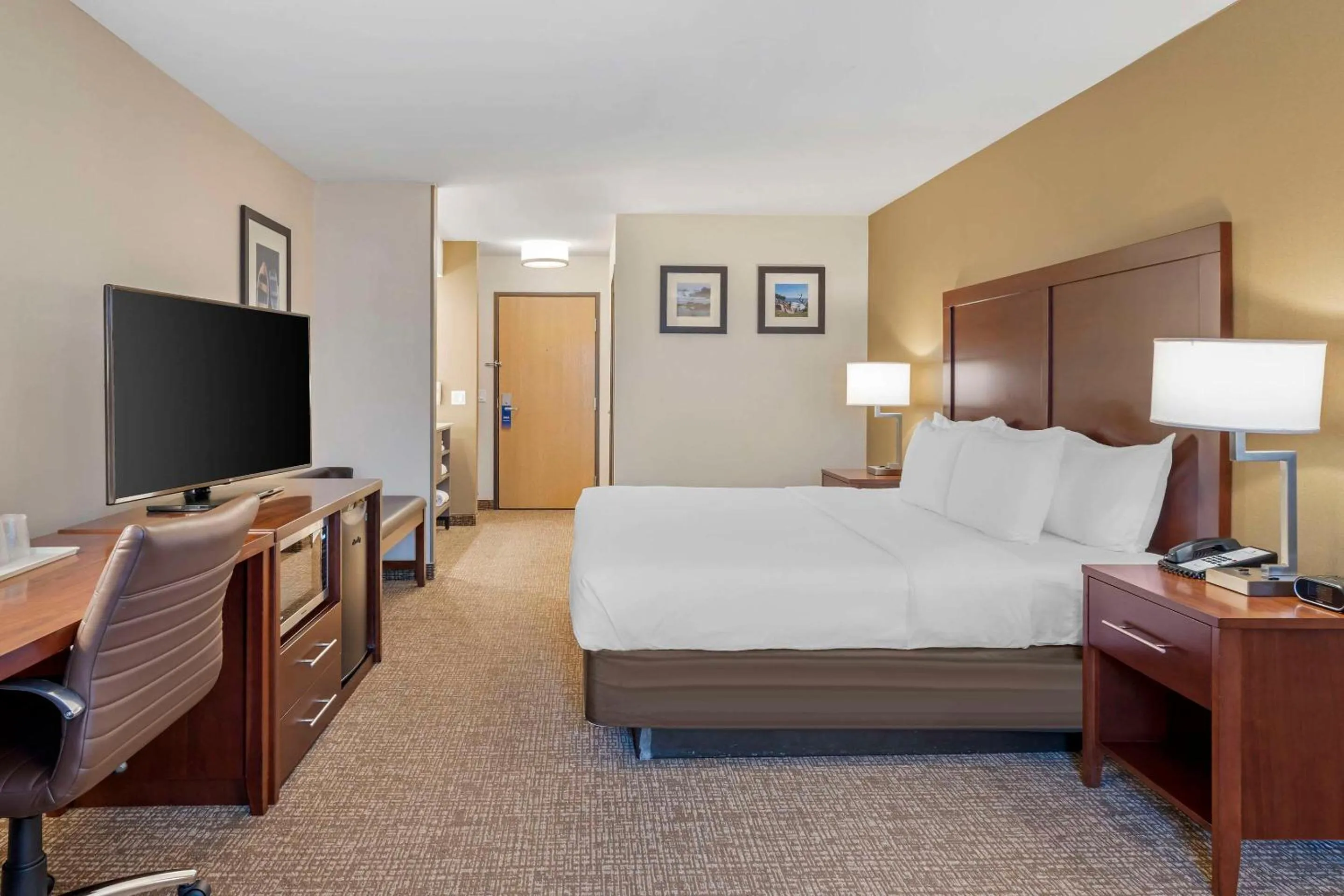 Bedroom, Bed in Comfort Inn Marina on the Monterey Bay