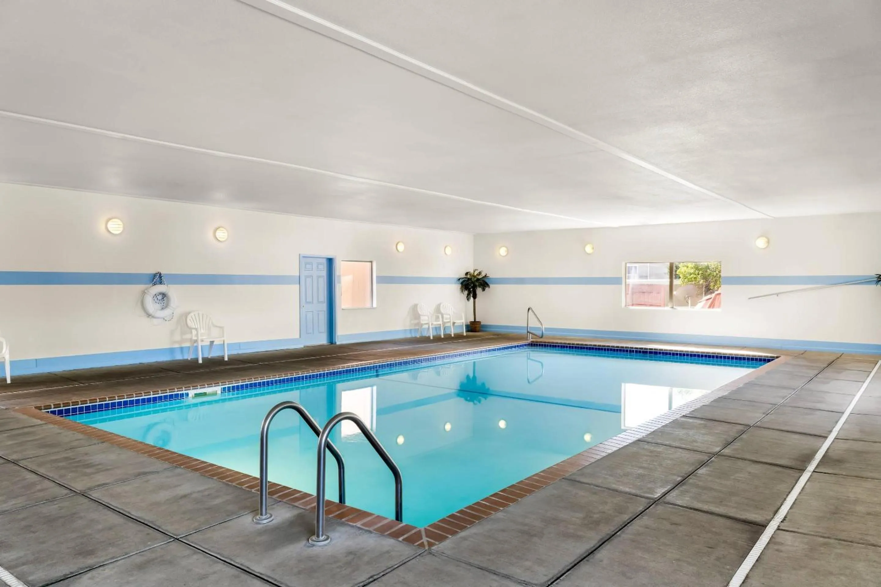 Swimming pool in Econo Lodge Miles City I-94