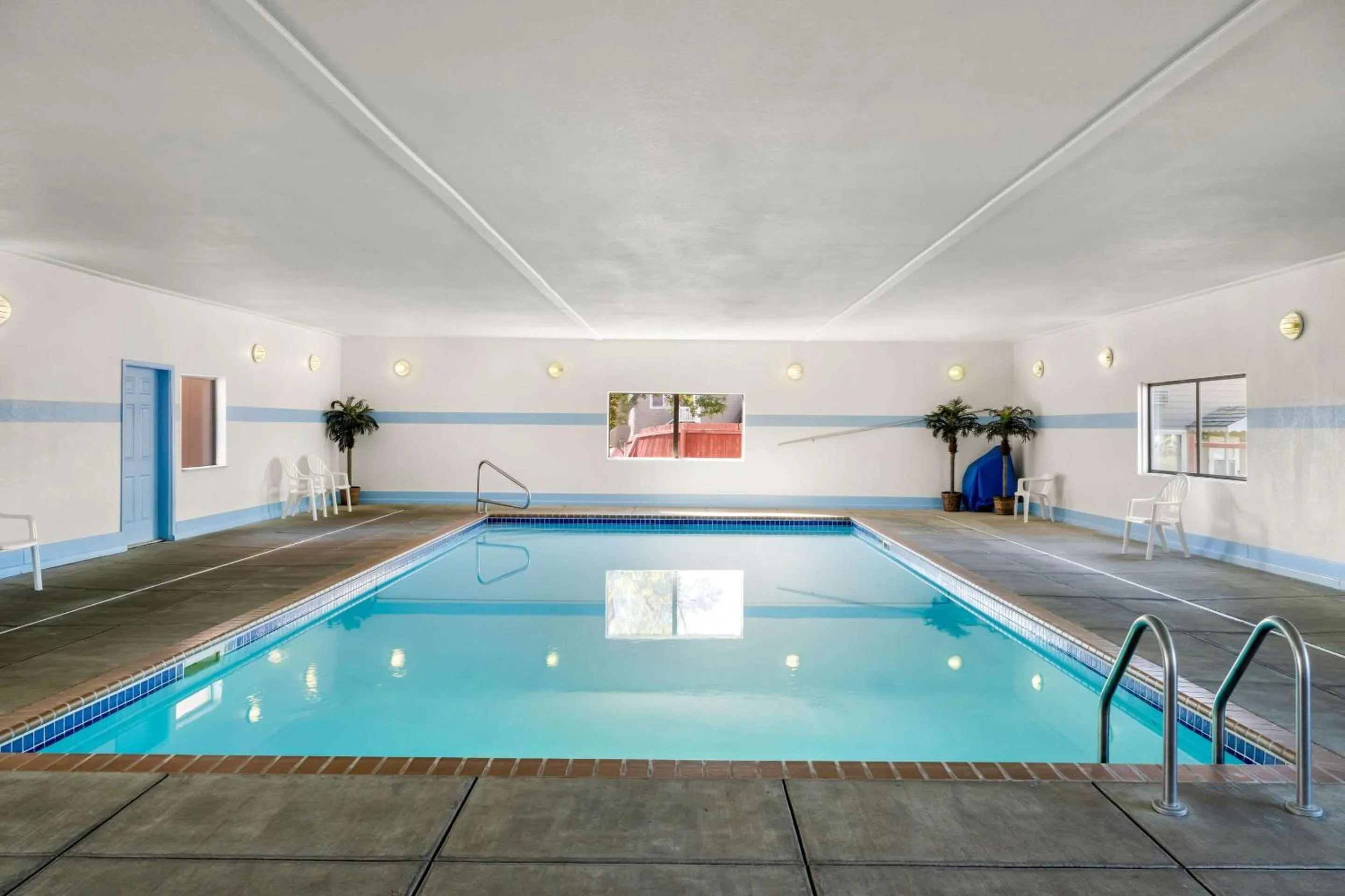 Swimming pool in Econo Lodge Miles City I-94