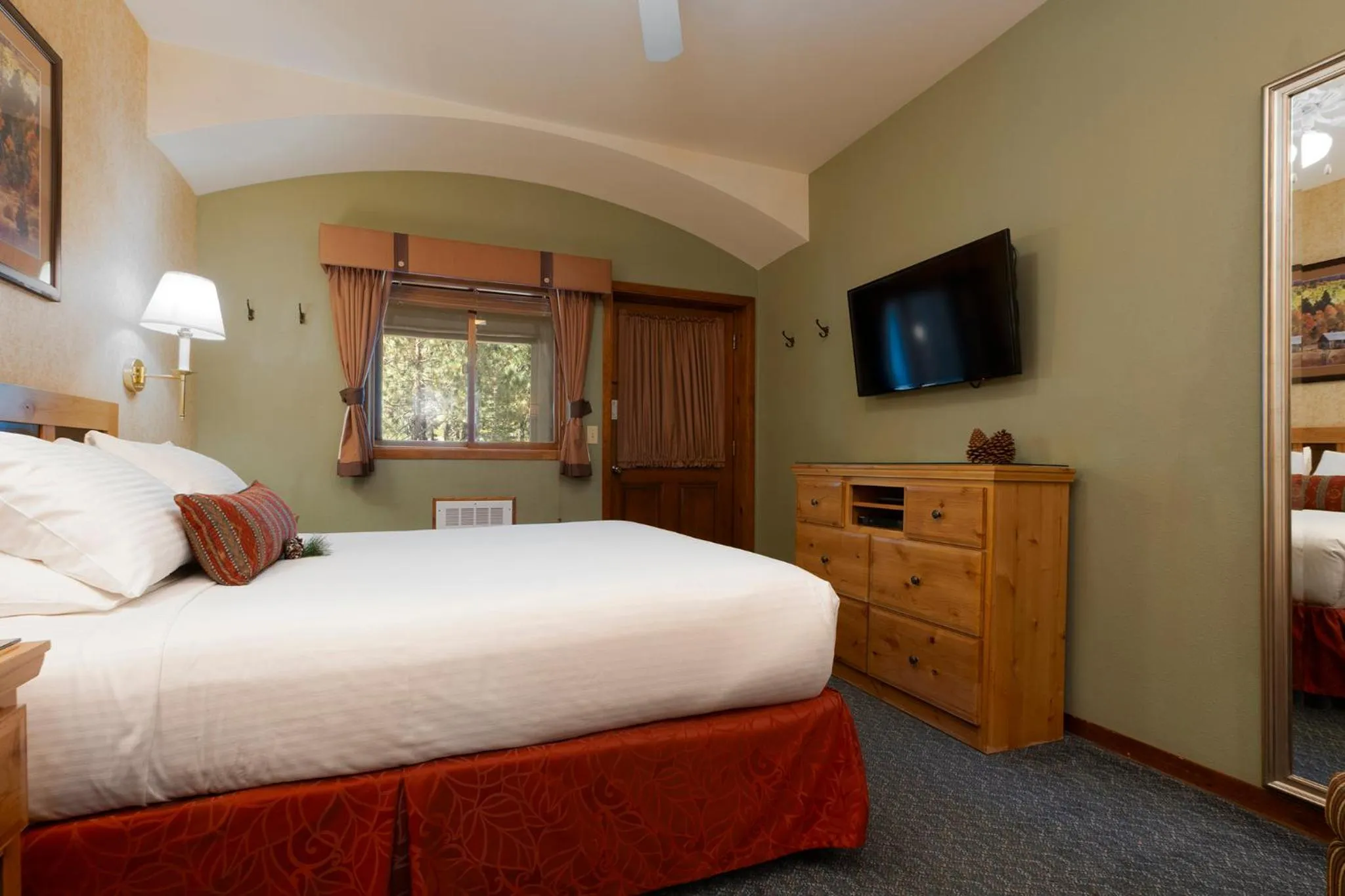 Bedroom, Bed in Olympic Village Inn Olympic Valley