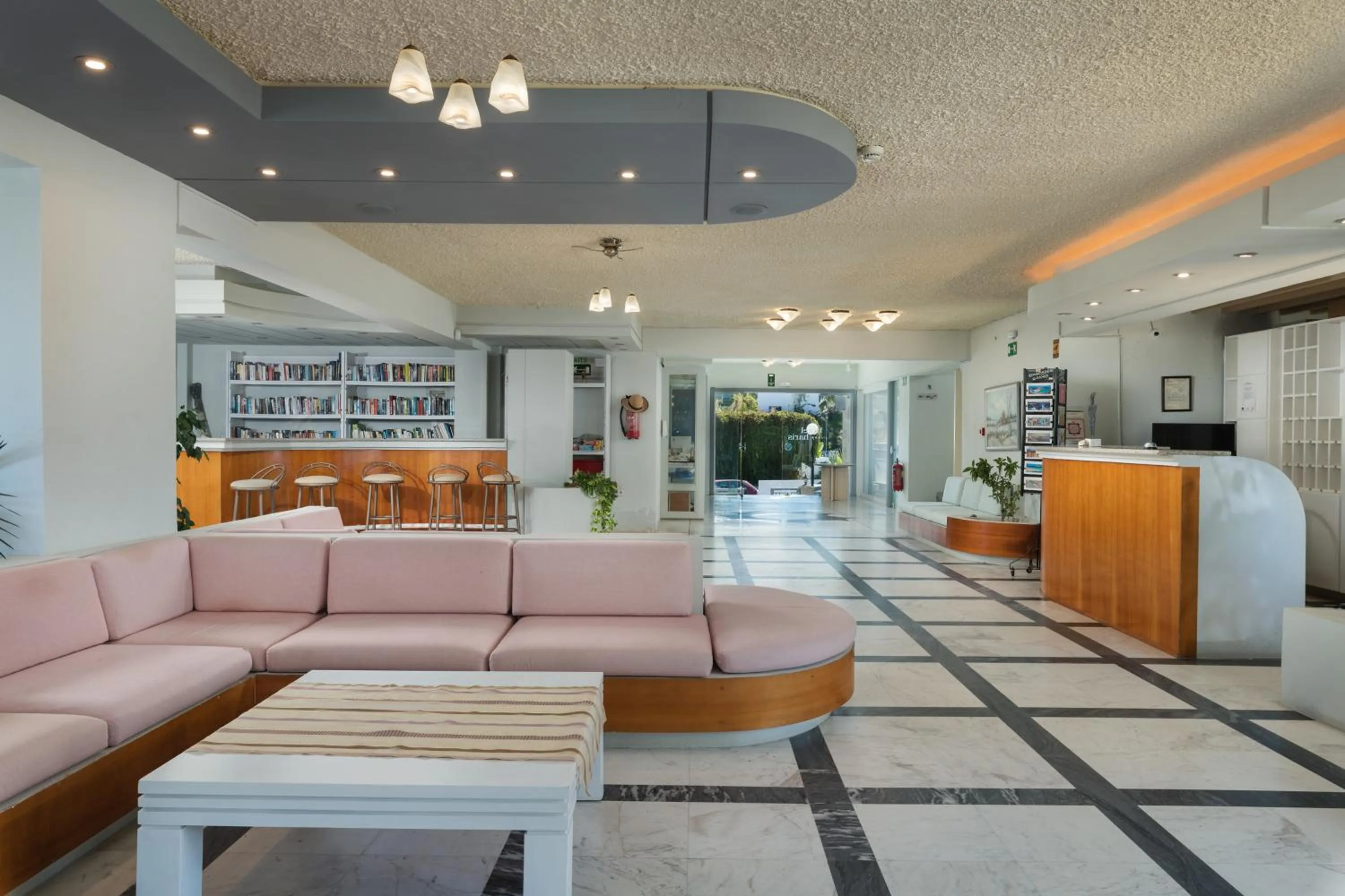 Living room in Hotel Haris on the beach