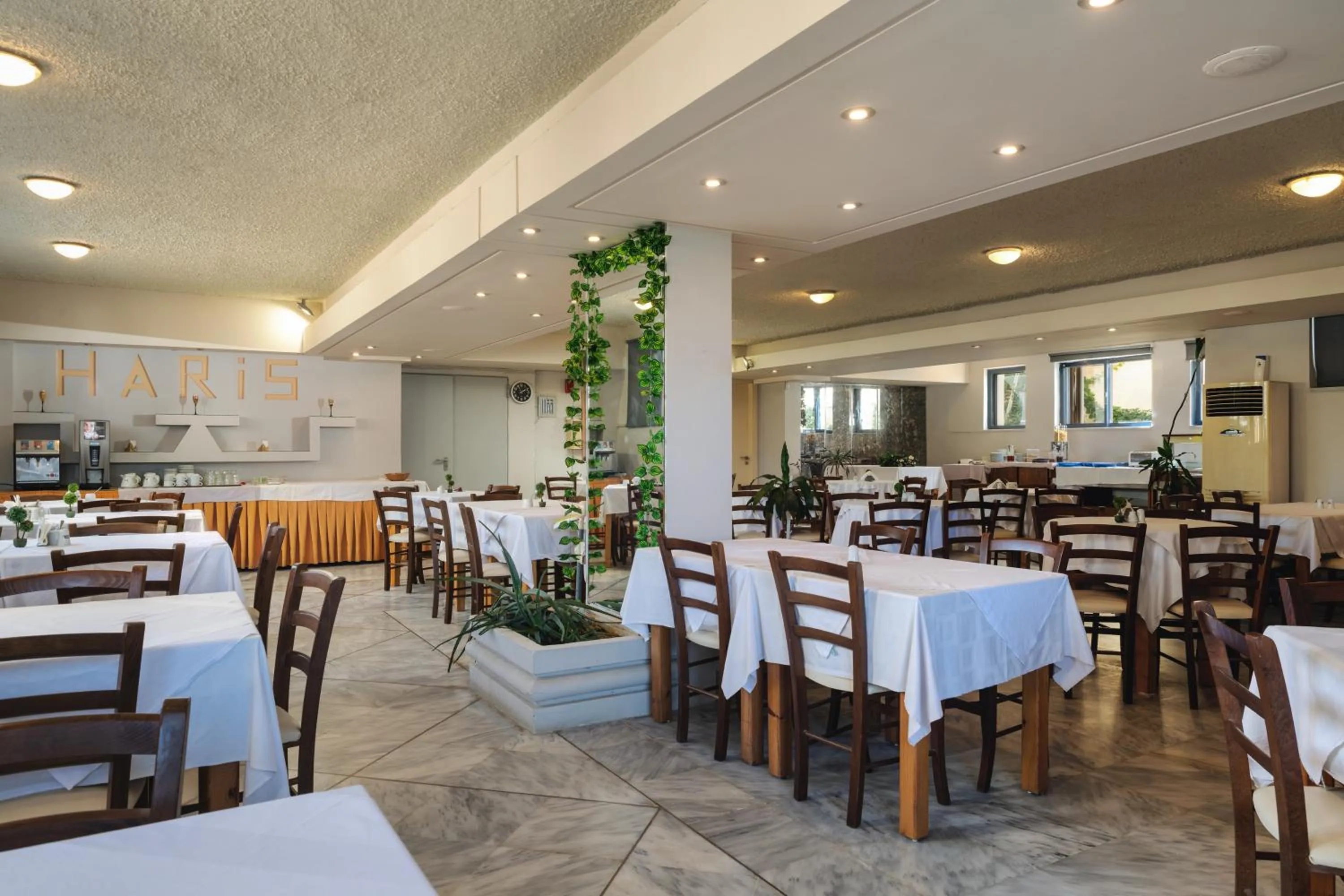 Restaurant/places to eat in Hotel Haris on the beach