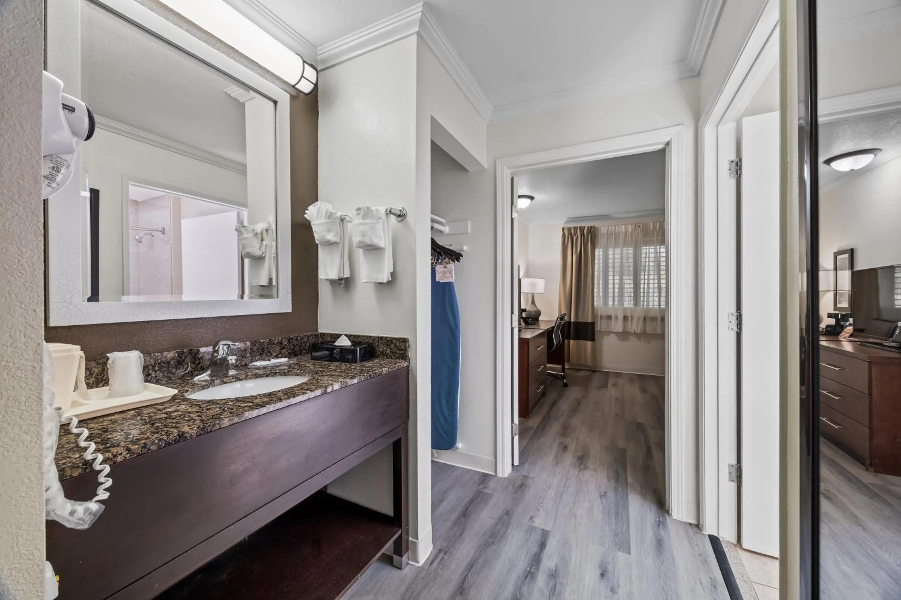 Photo of the whole room in Comfort Inn Santa Cruz North