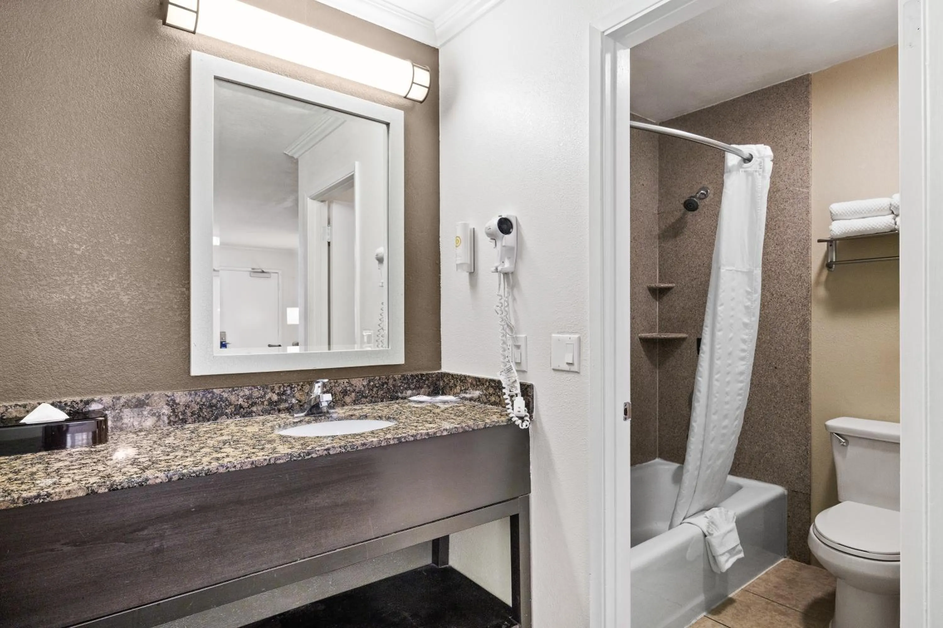 Shower in Comfort Inn Santa Cruz North