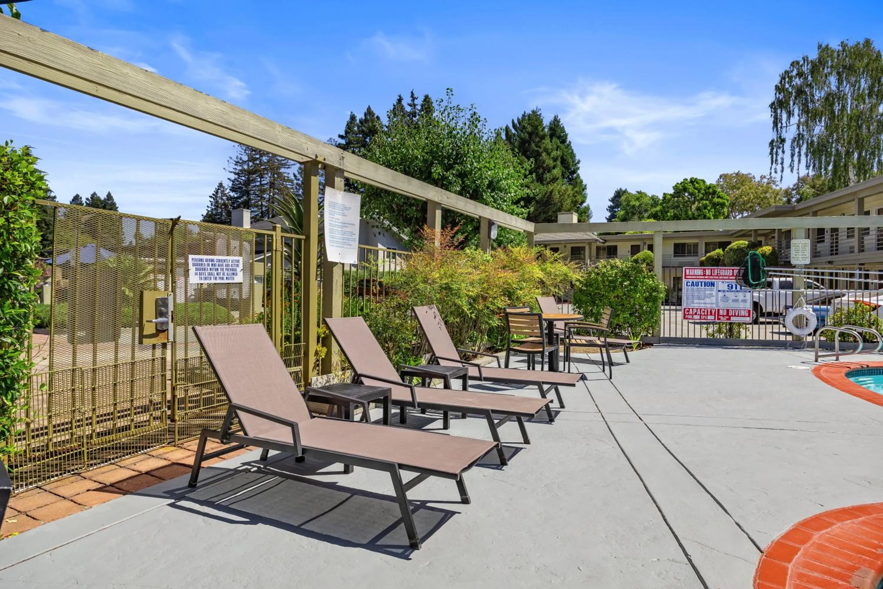 Swimming pool in Comfort Inn Santa Cruz North