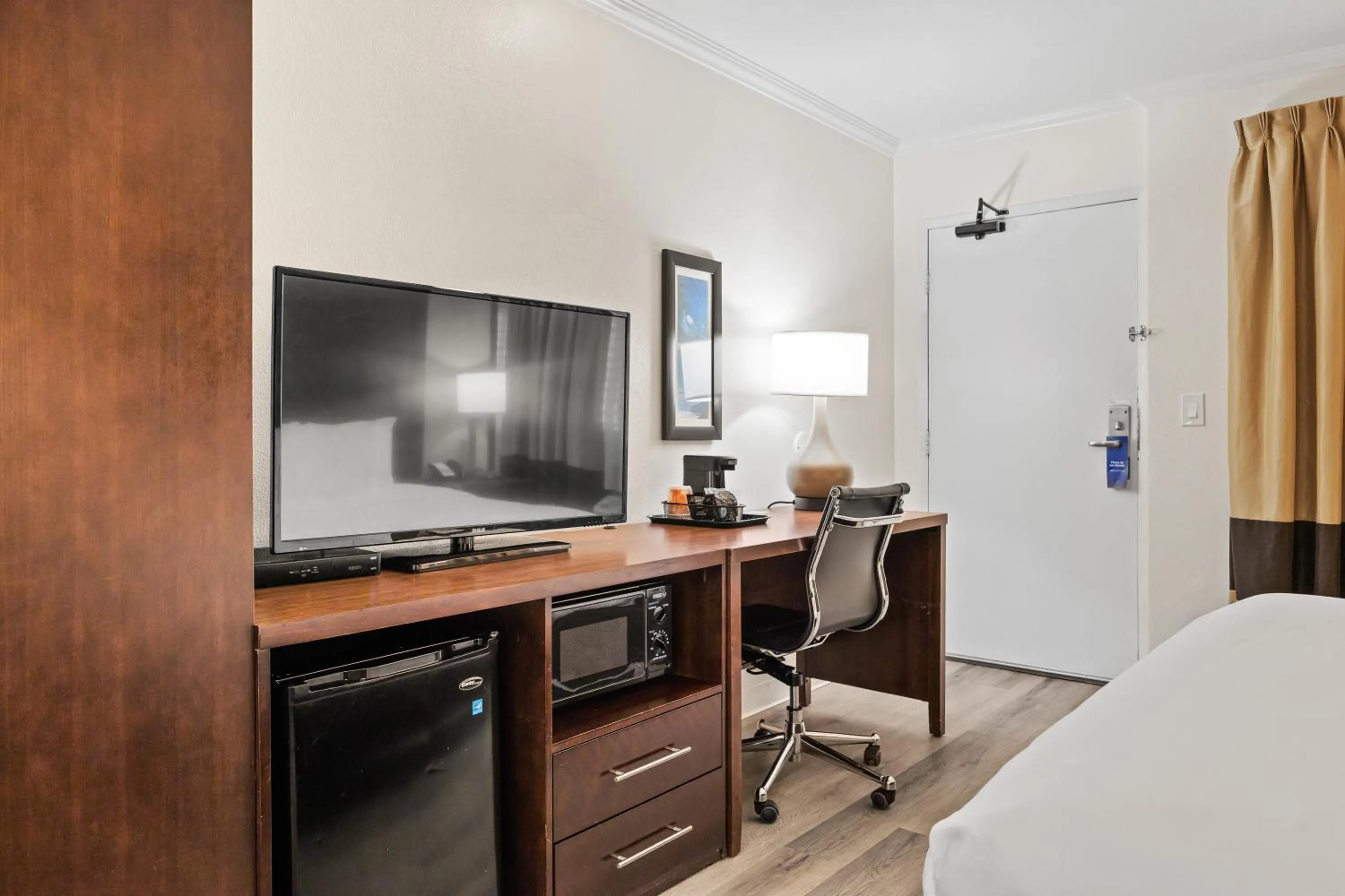 TV and multimedia, Bed in Comfort Inn Santa Cruz North