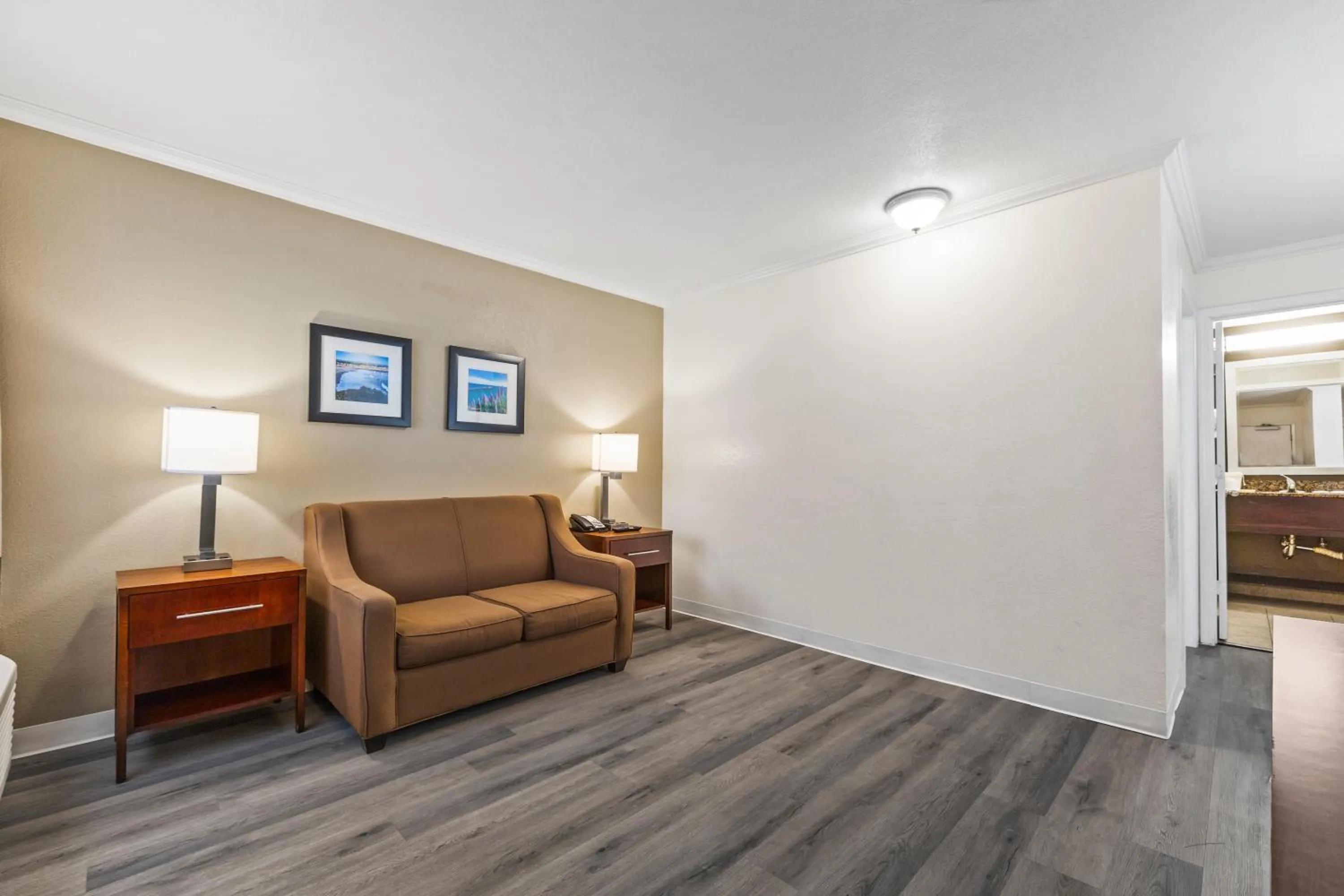 Living room in Comfort Inn Santa Cruz North