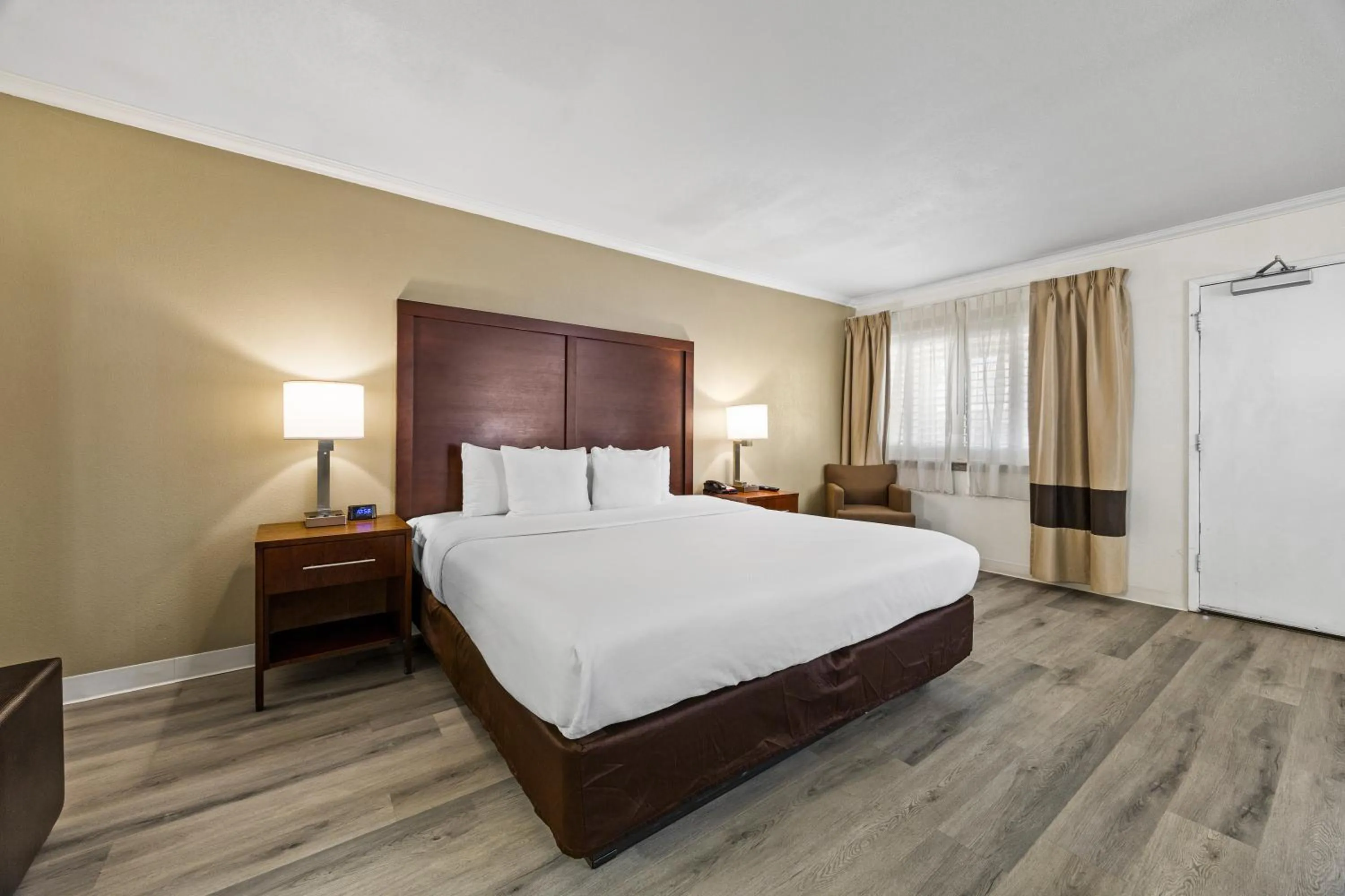 Bed in Comfort Inn Santa Cruz North