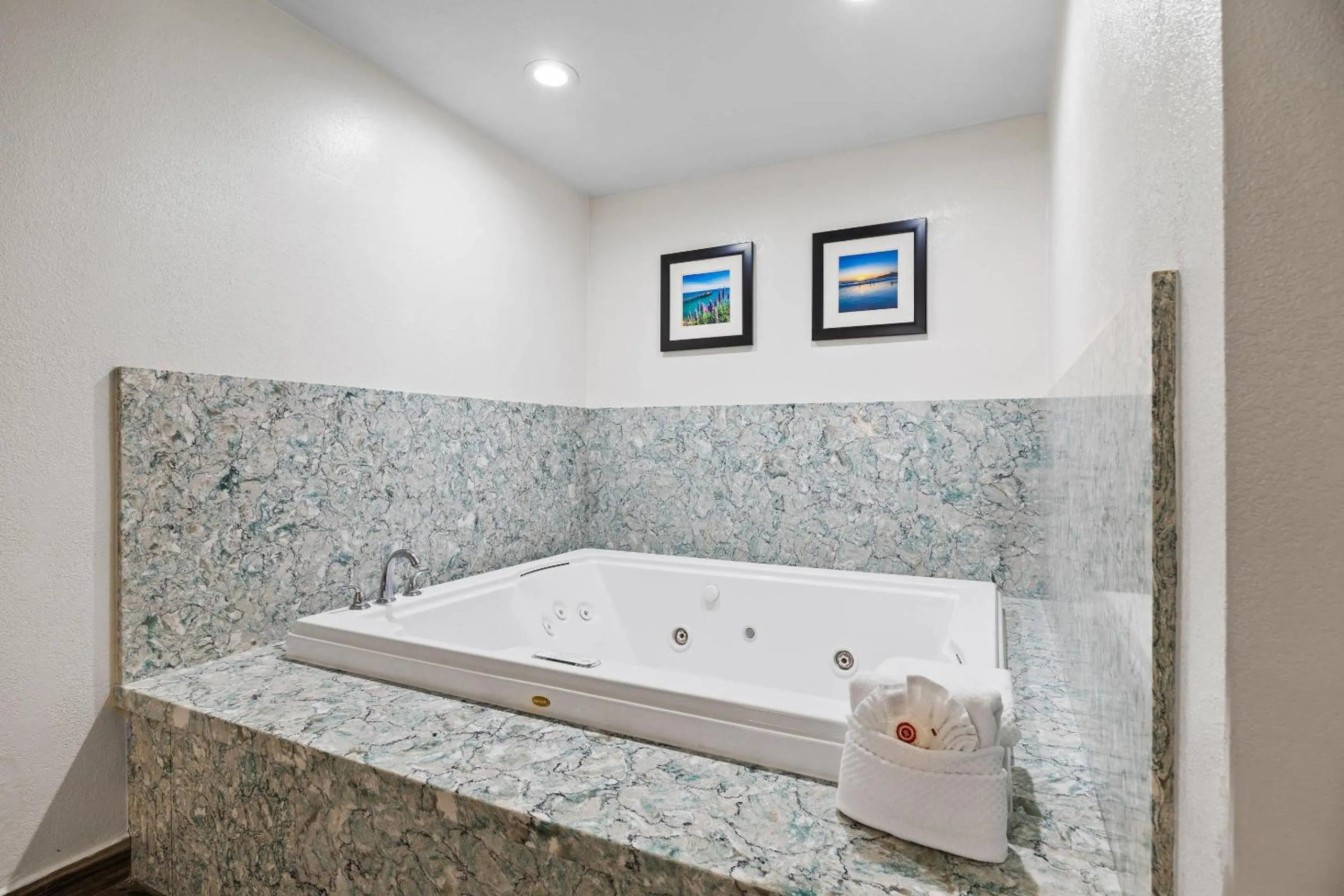 Bedroom in Comfort Inn Santa Cruz North