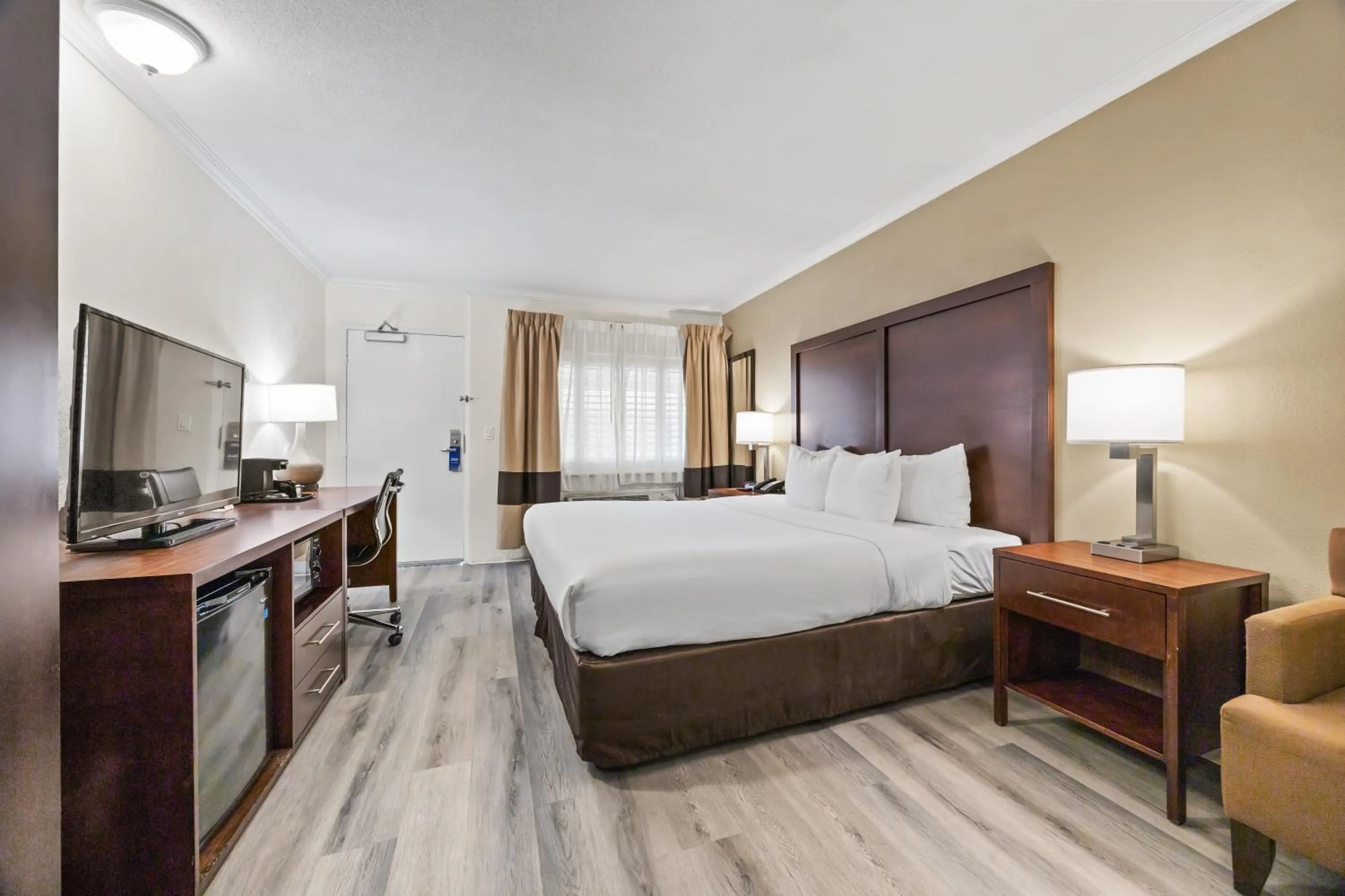 Photo of the whole room, Bed in Comfort Inn Santa Cruz North