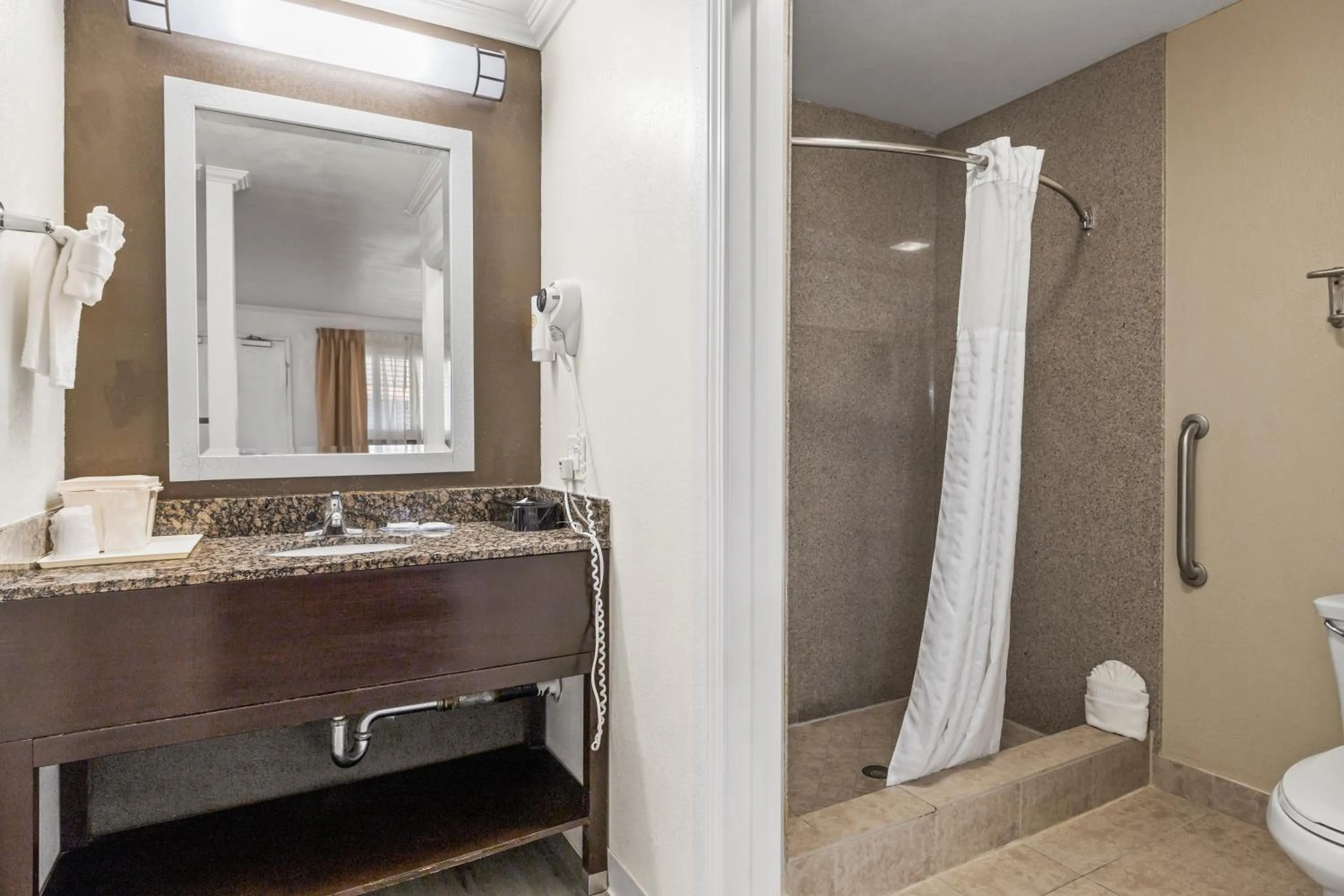 Bathroom in Comfort Inn Santa Cruz North