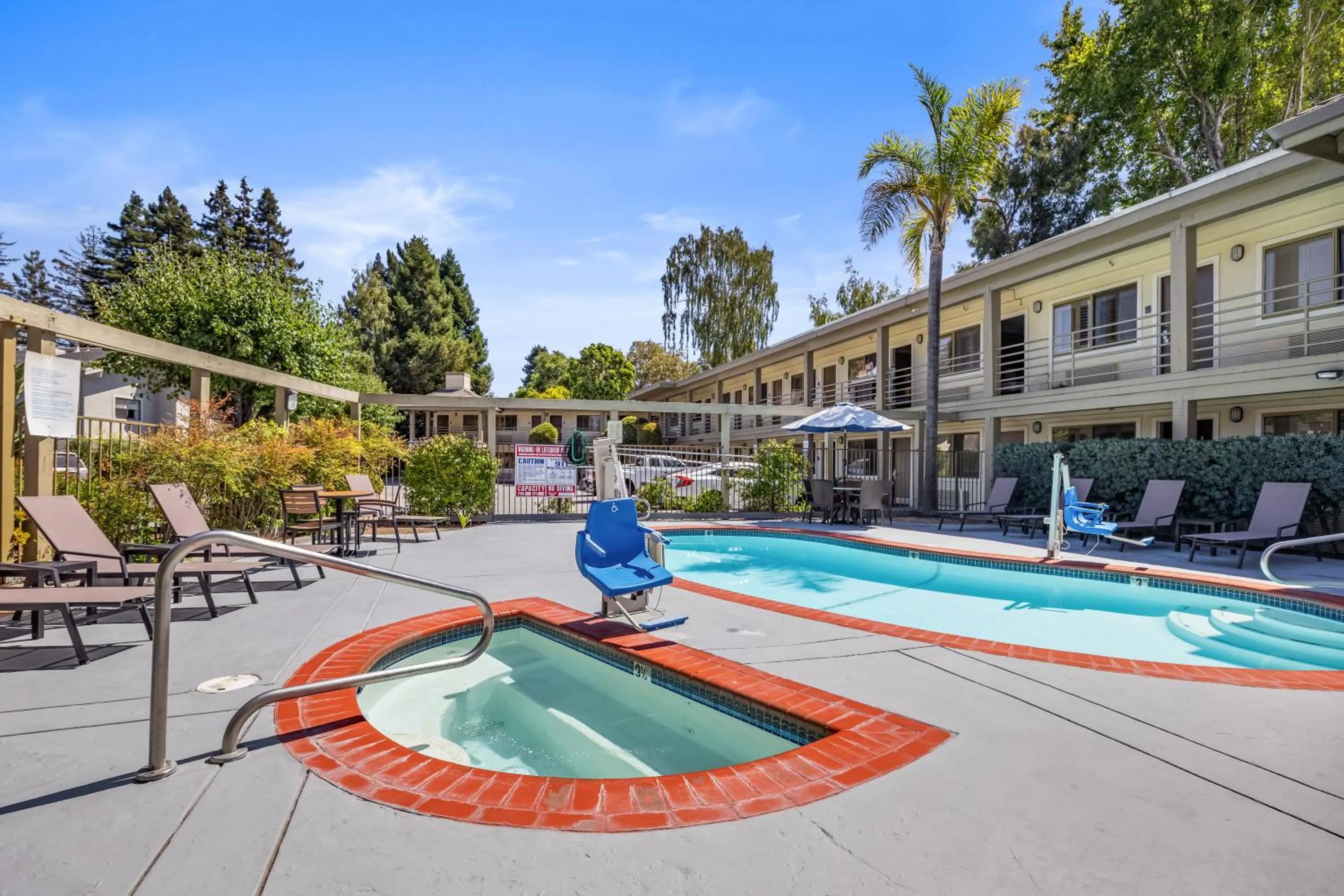 Swimming pool in Comfort Inn Santa Cruz North