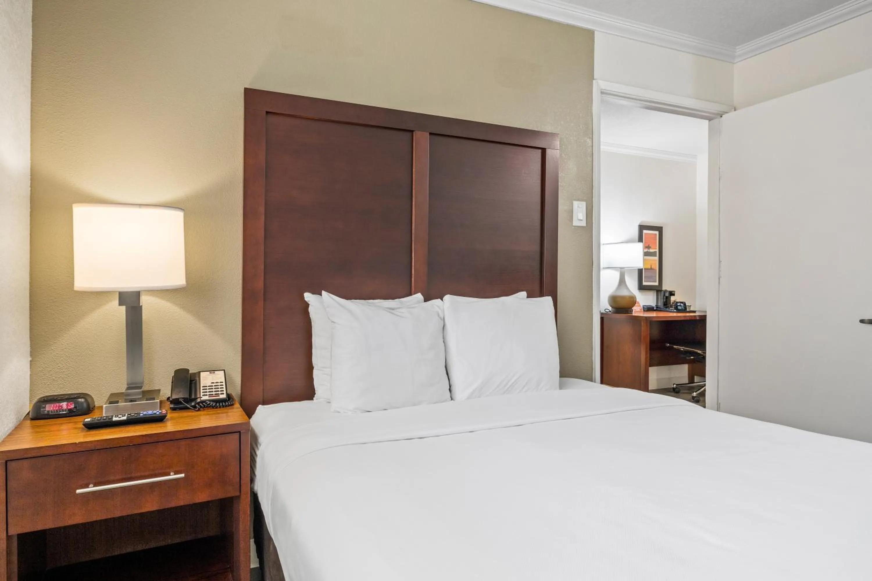 Bedroom, Bed in Comfort Inn Santa Cruz North