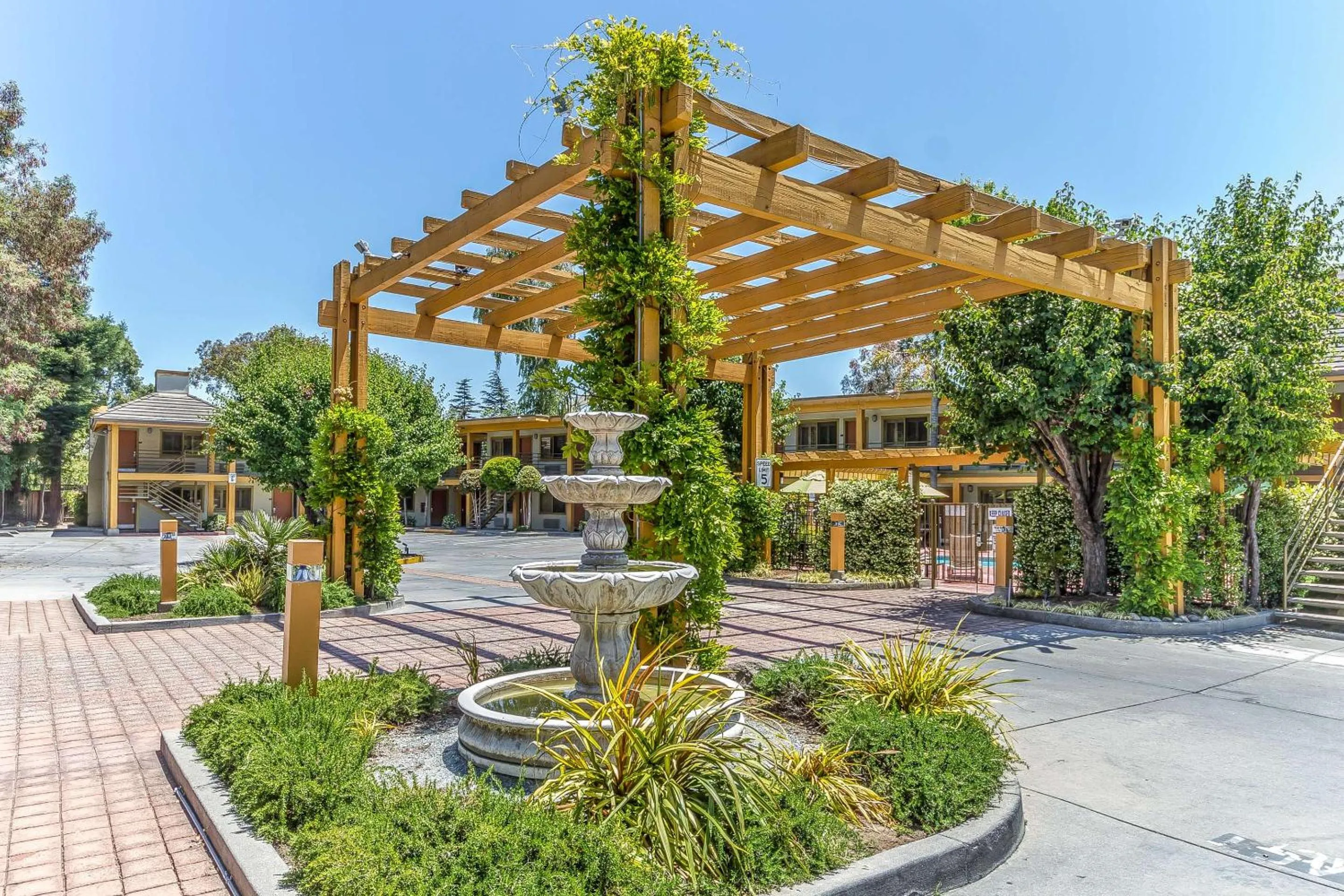 Swimming pool in Comfort Inn