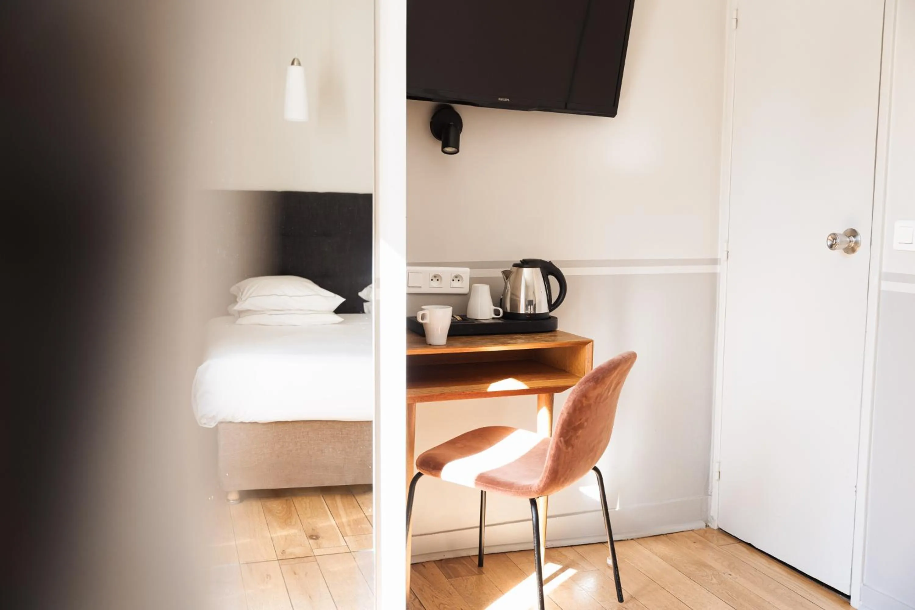 Photo of the whole room, Bed in Hôtel Eiffel Segur