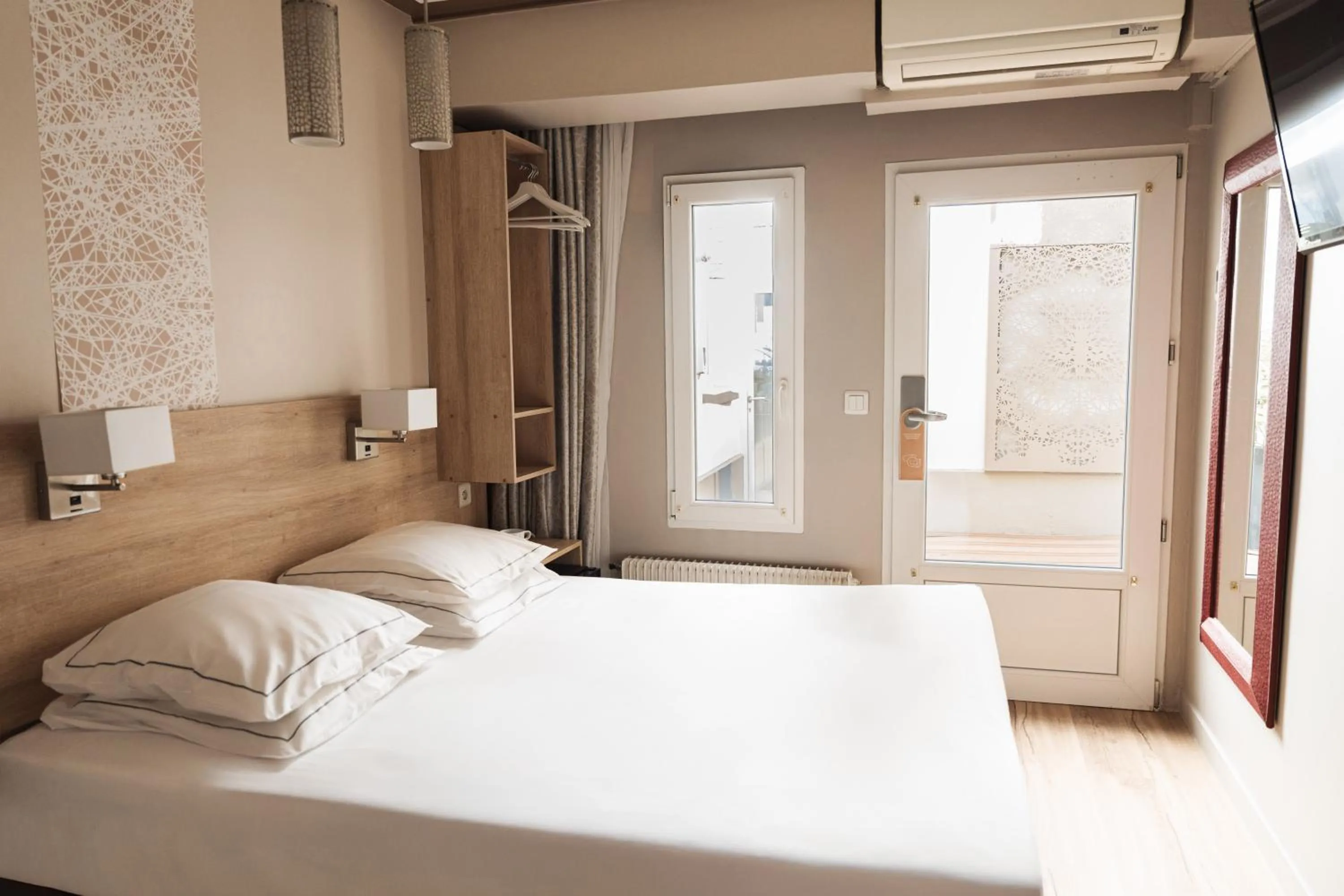 Photo of the whole room, Bed in Hôtel Eiffel Segur