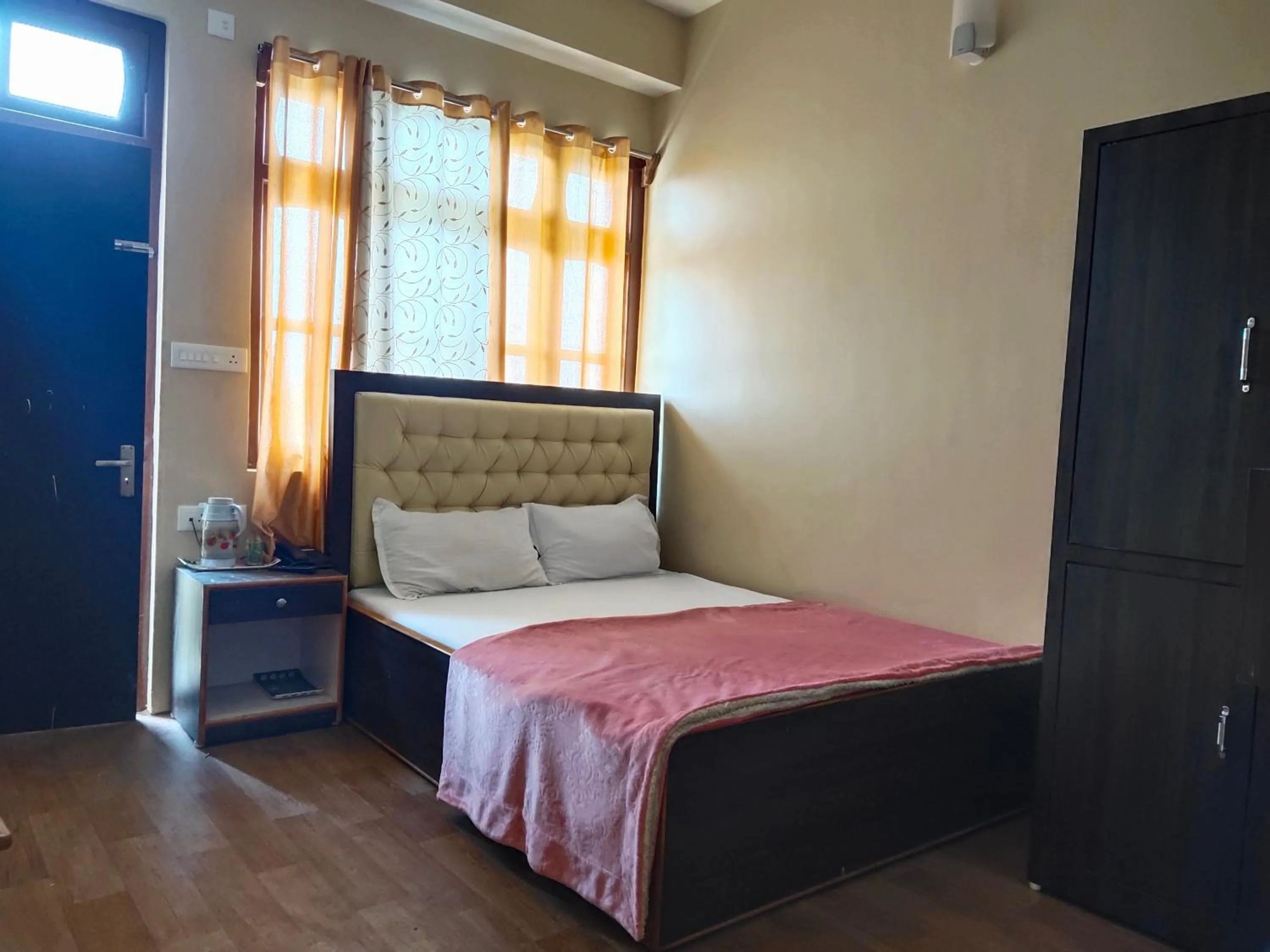 Photo of the whole room, Bed in Great Eastern Valley Residency