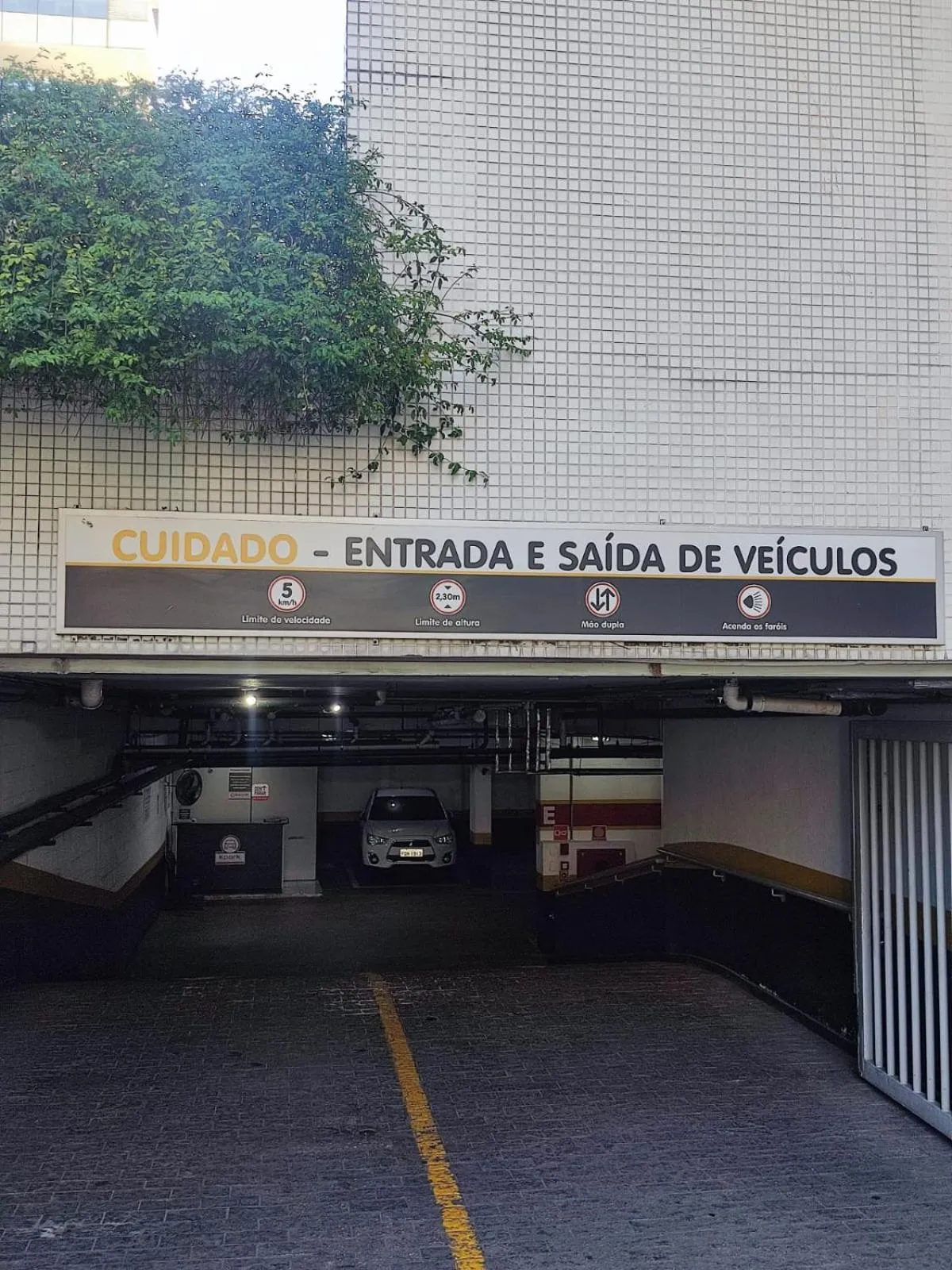 Parking in Hotel Valparaíso - Metrô Paraíso e 800m da Av Paulista