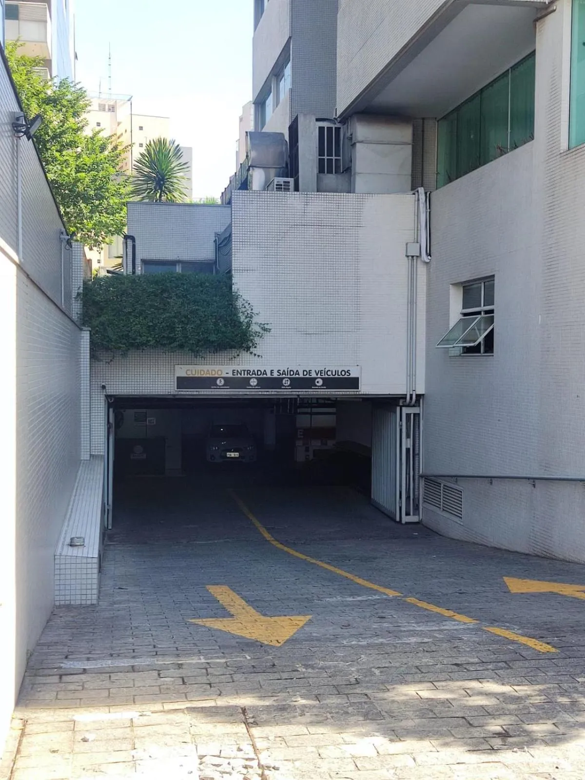 Parking in Hotel Valparaíso - Metrô Paraíso e 800m da Av Paulista