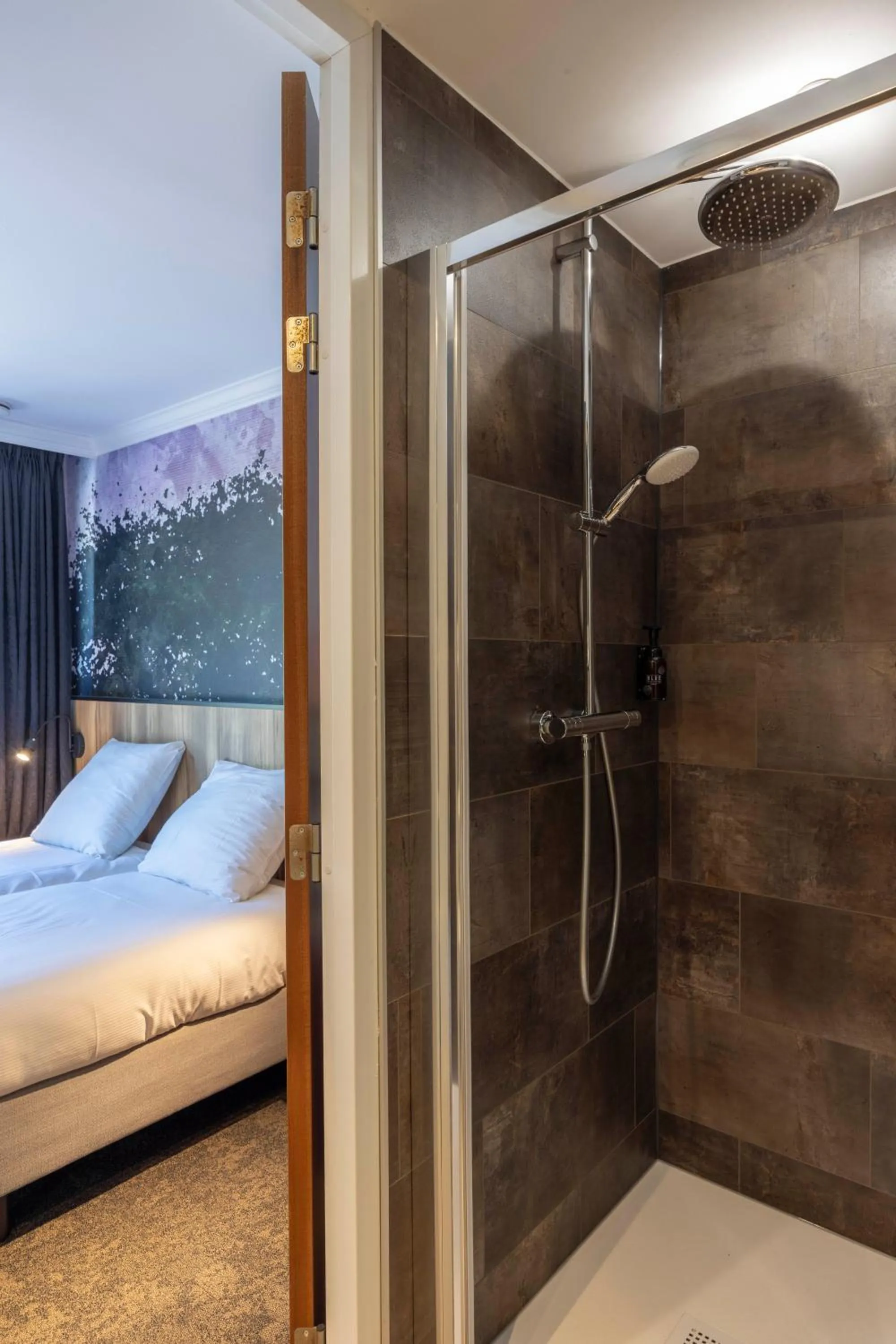 Shower, Bed in Fletcher Hotel-Restaurant De Kempen