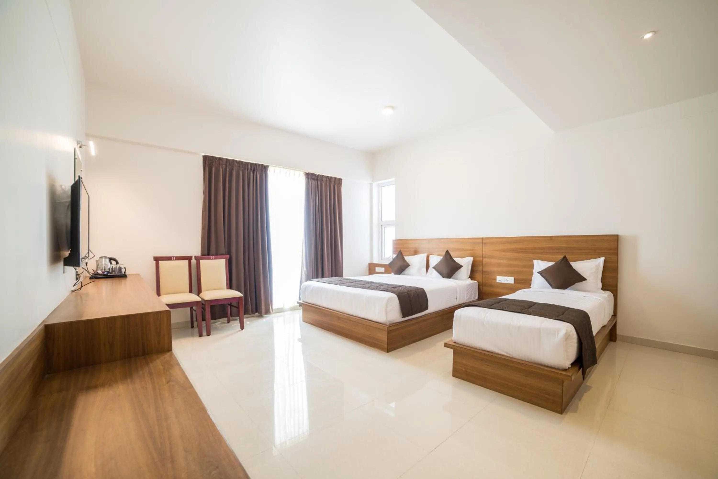 Photo of the whole room, Bed in Heritage Inn