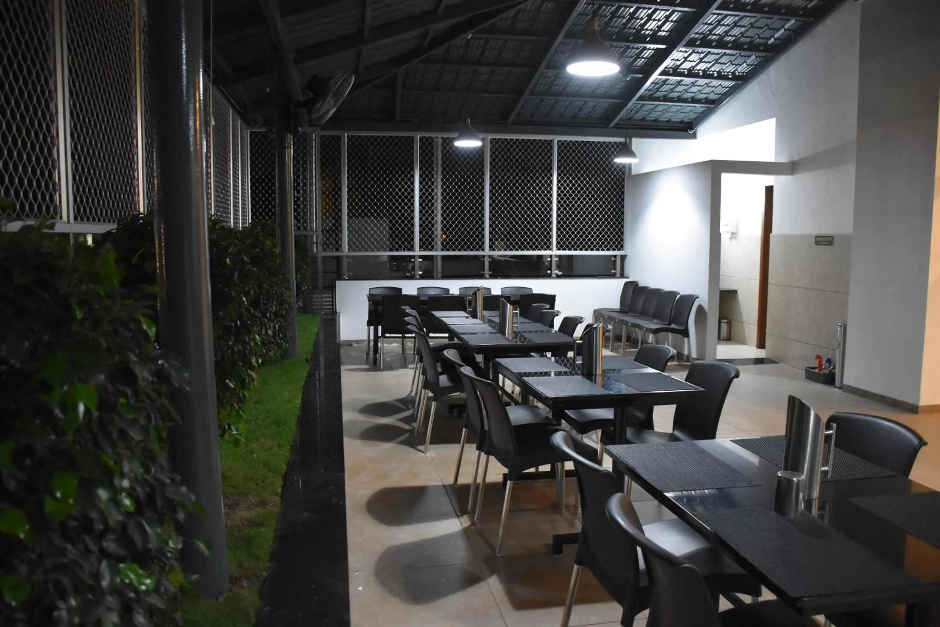 Restaurant/places to eat in Heritage Inn