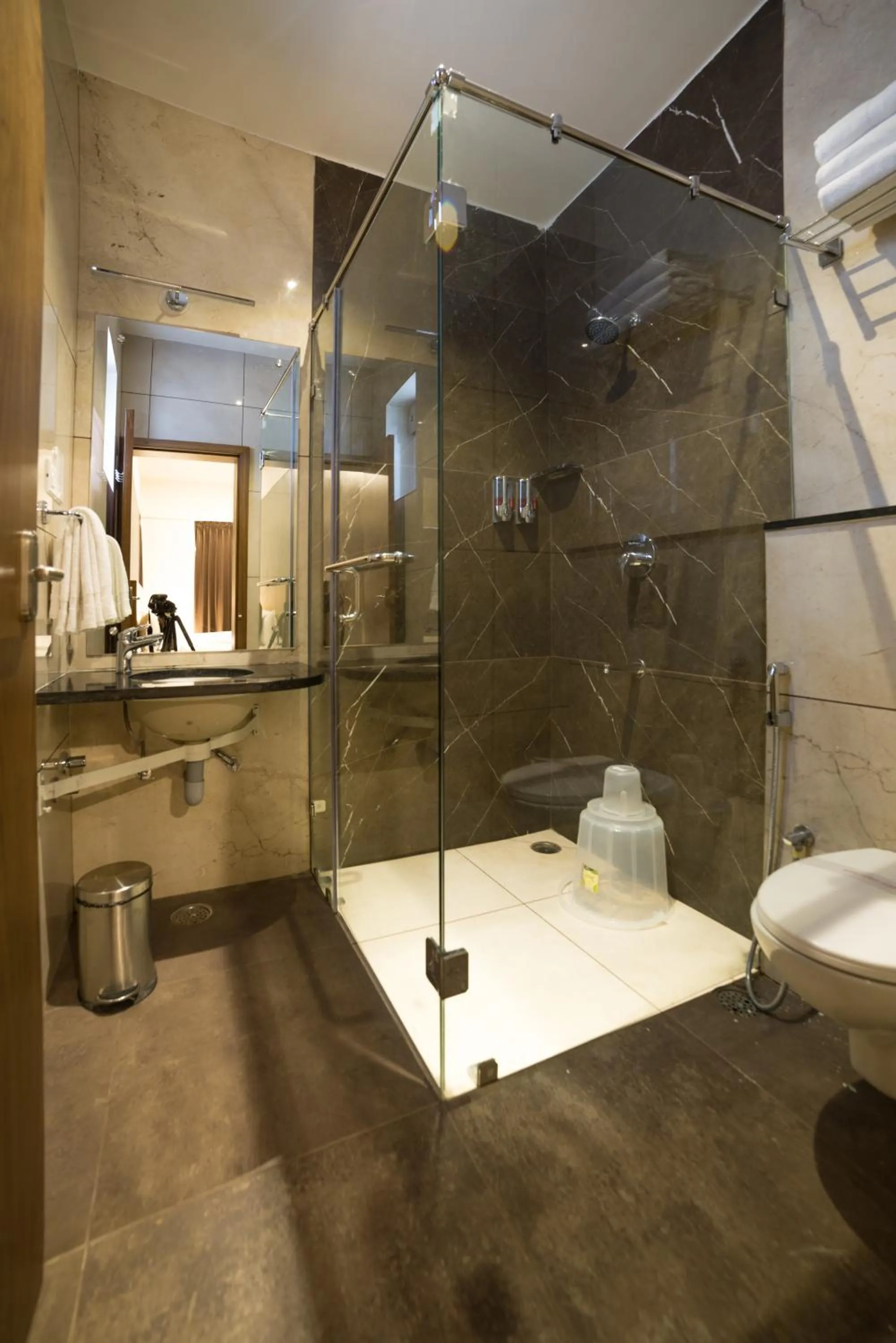 Shower in Heritage Inn