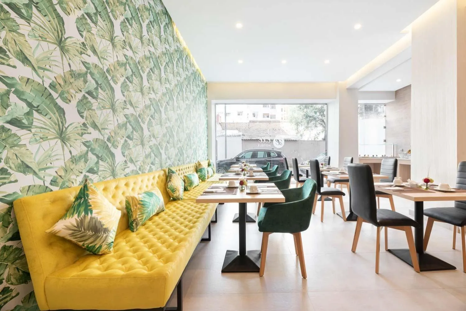 Restaurant/places to eat in Mid Town Hotel Casablanca