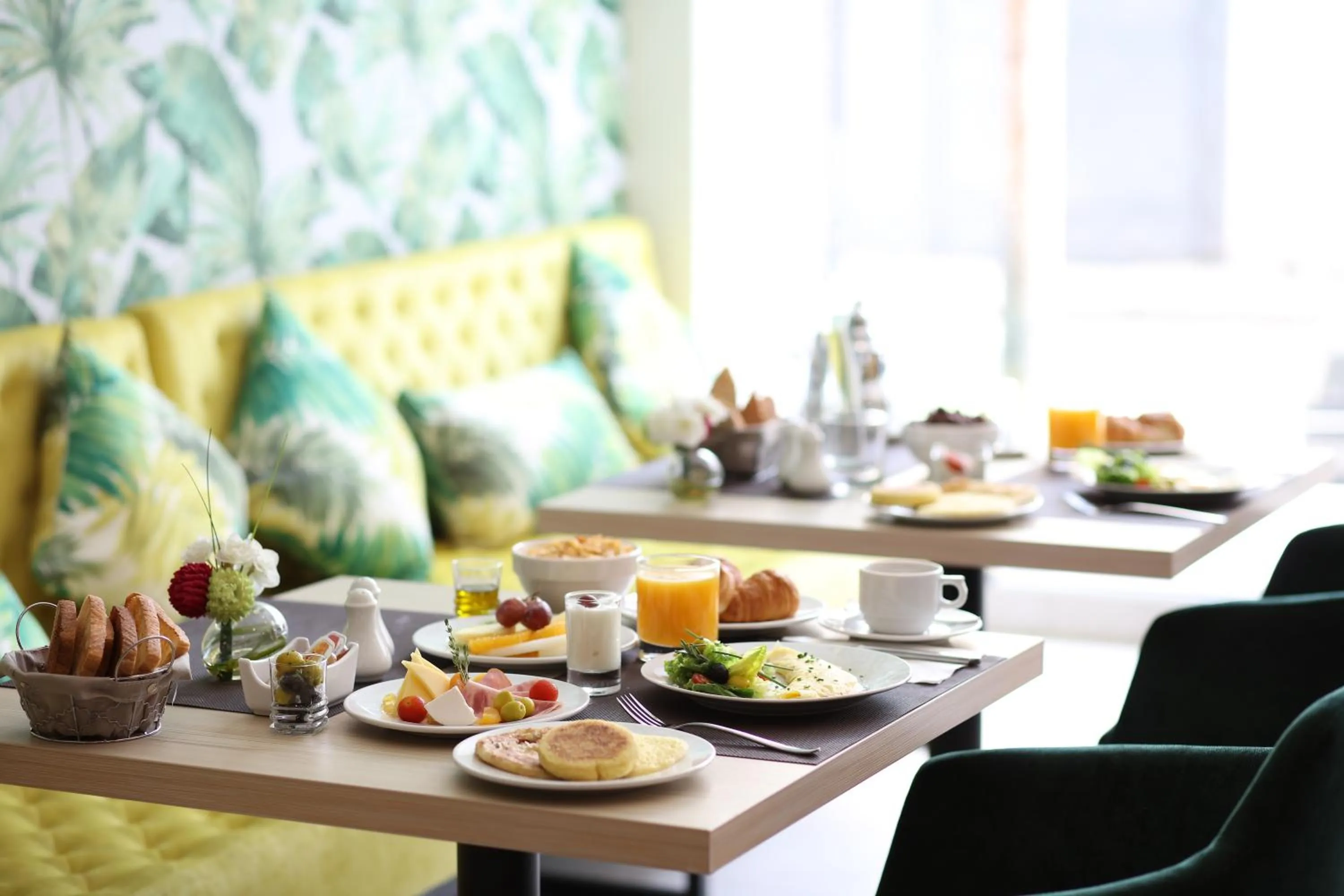 Restaurant/places to eat in Mid Town Hotel Casablanca