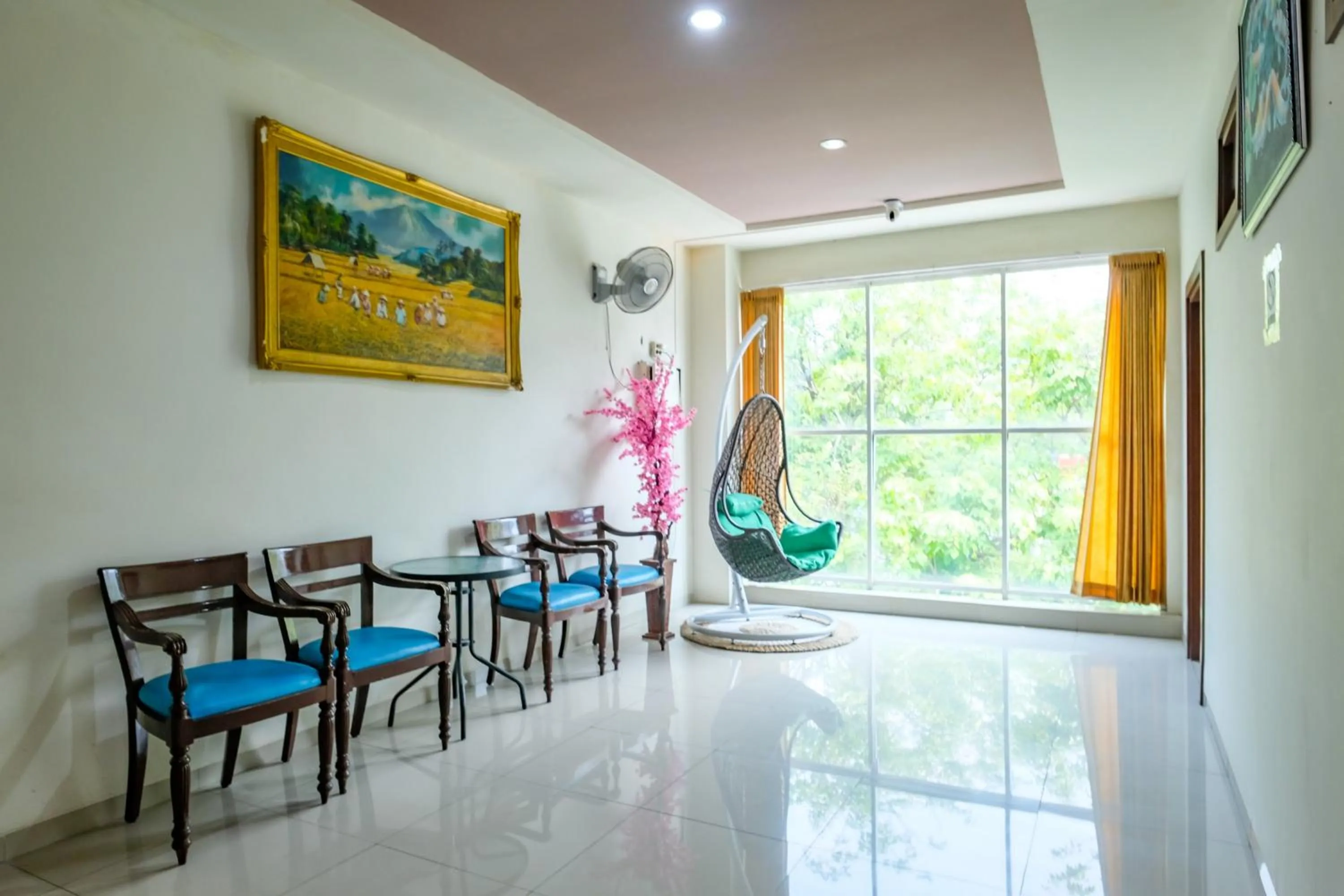 Seating area in RedDoorz @ Panglima Sudirman