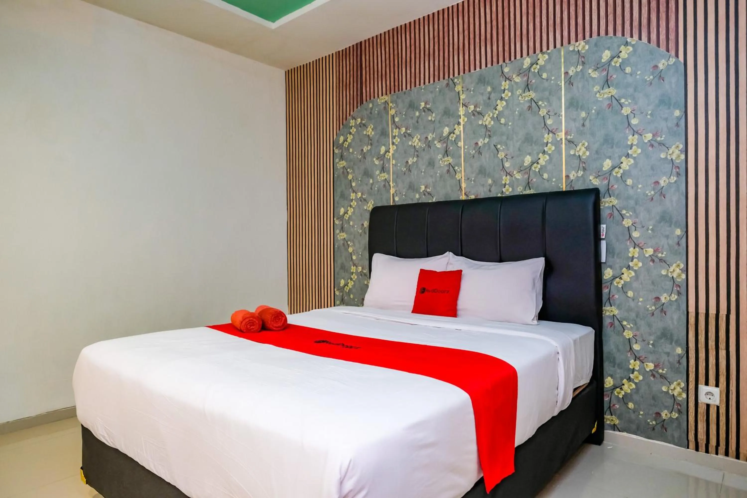 Bedroom, Bed in RedDoorz @ Panglima Sudirman