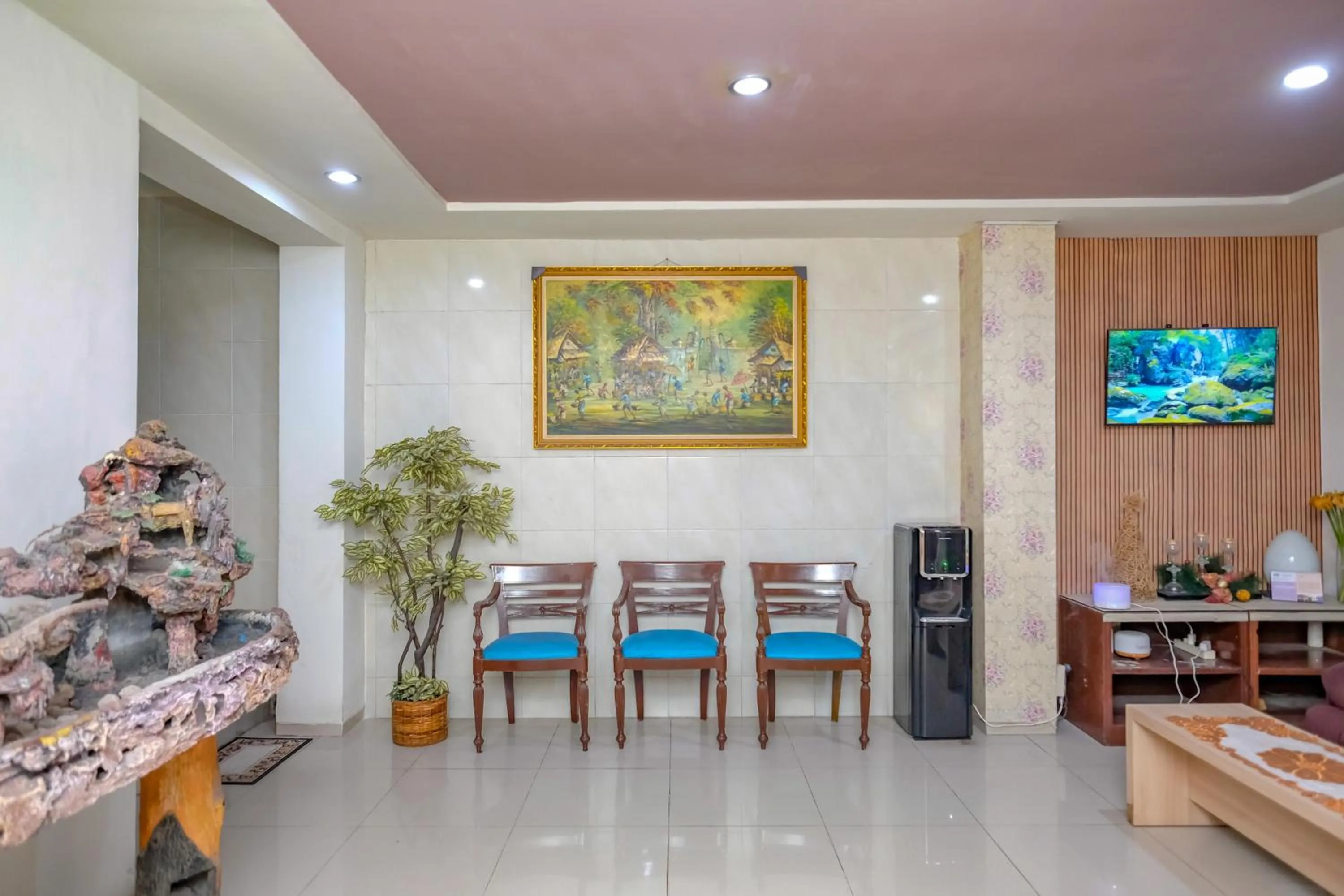 Seating area in RedDoorz @ Panglima Sudirman