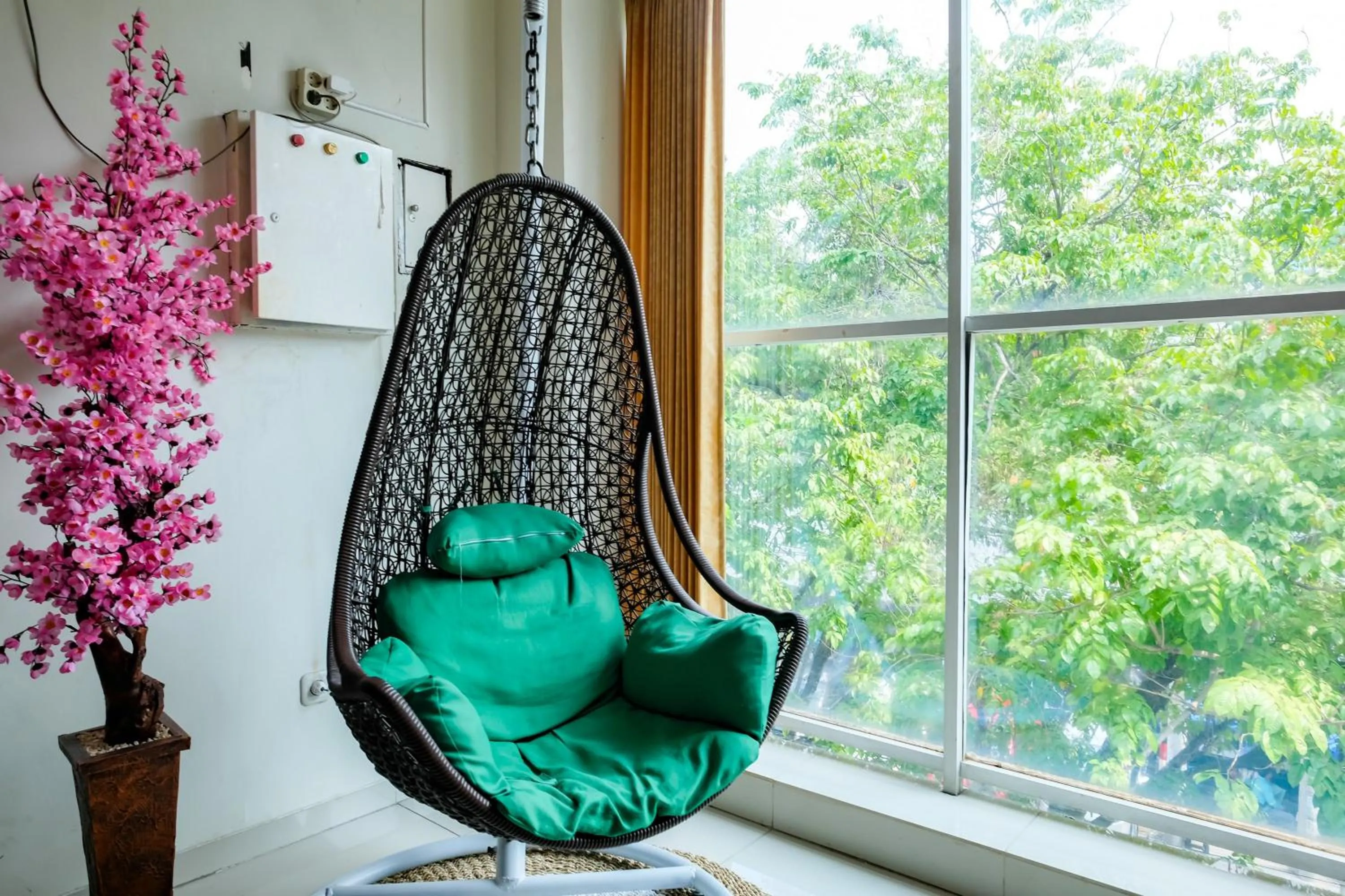 Seating area in RedDoorz @ Panglima Sudirman