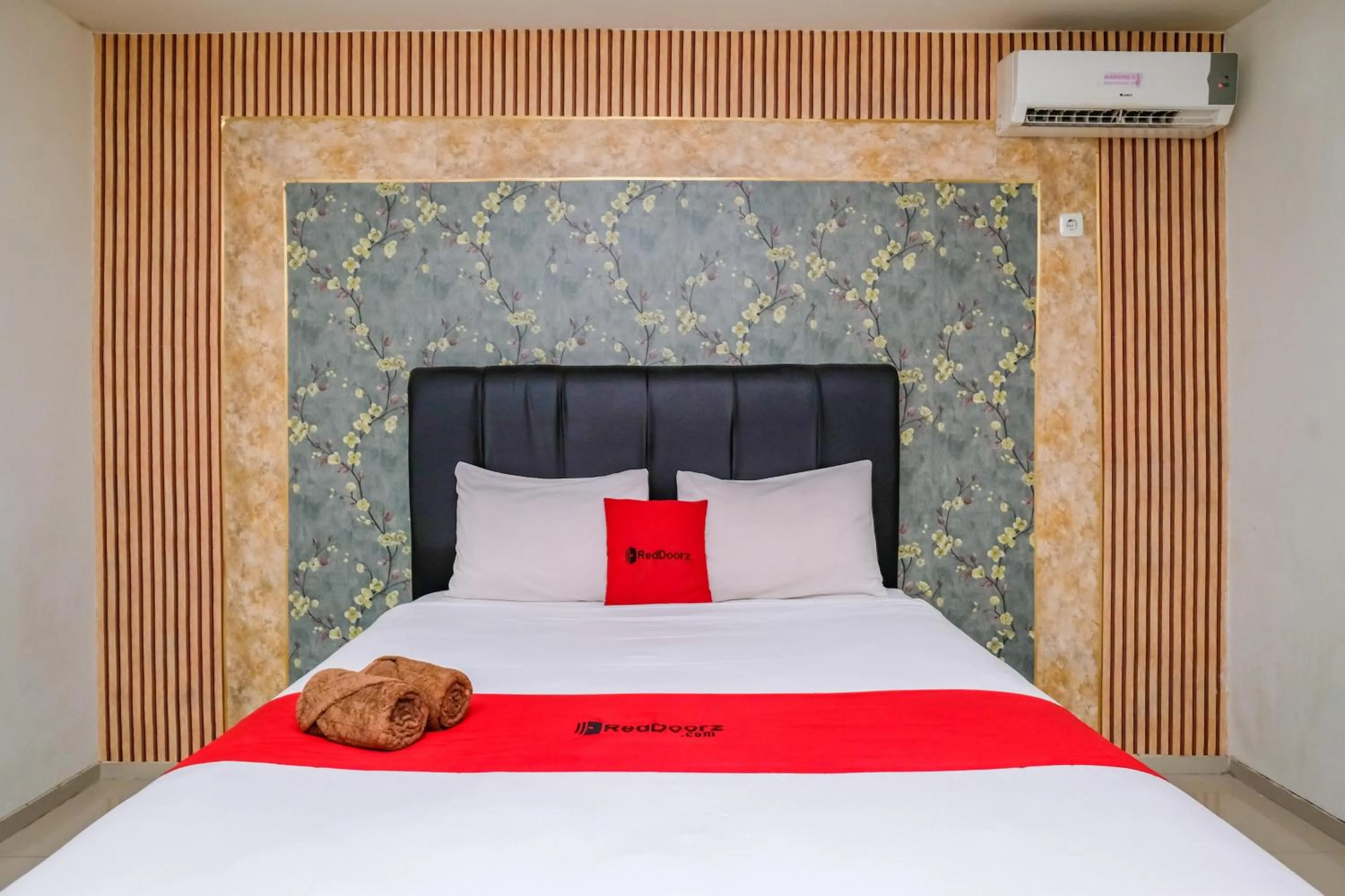 Bedroom, Bed in RedDoorz @ Panglima Sudirman