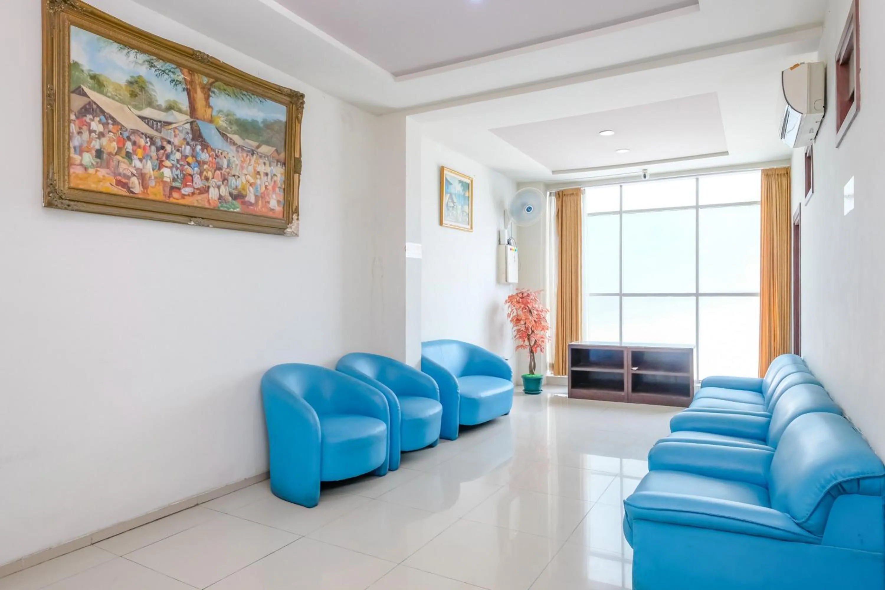 Seating area in RedDoorz @ Panglima Sudirman