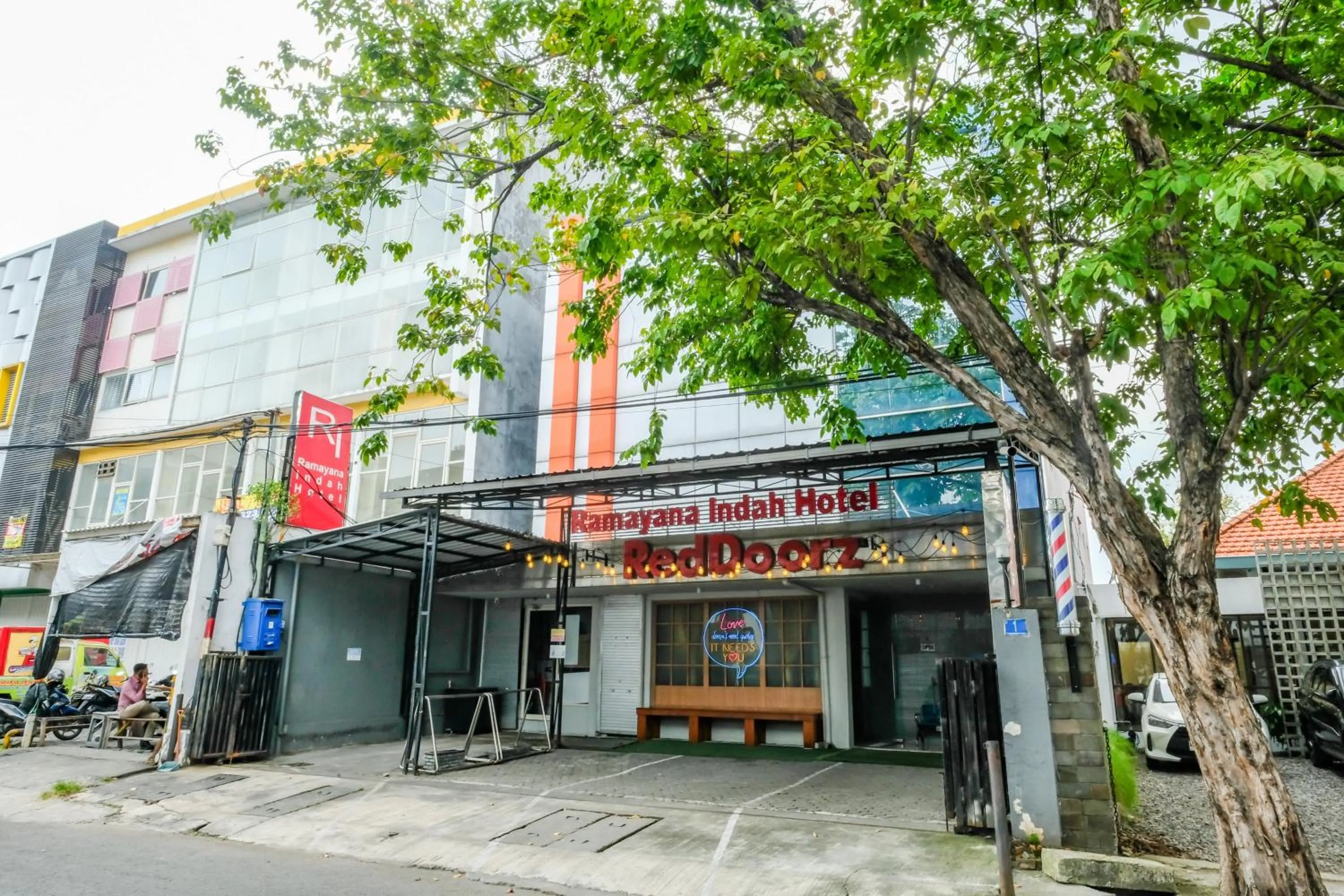 Facade/entrance in RedDoorz @ Panglima Sudirman