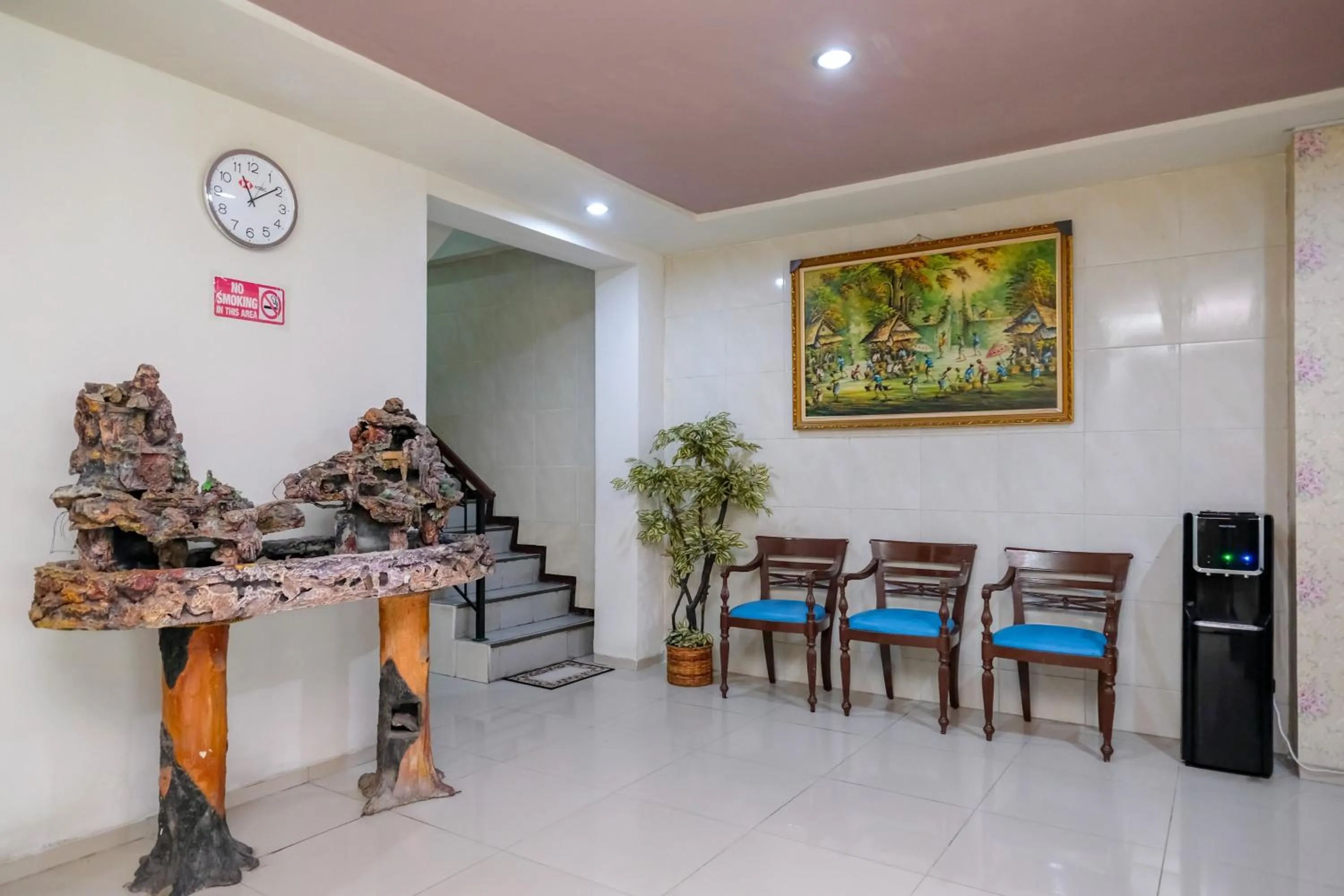 Seating area in RedDoorz @ Panglima Sudirman