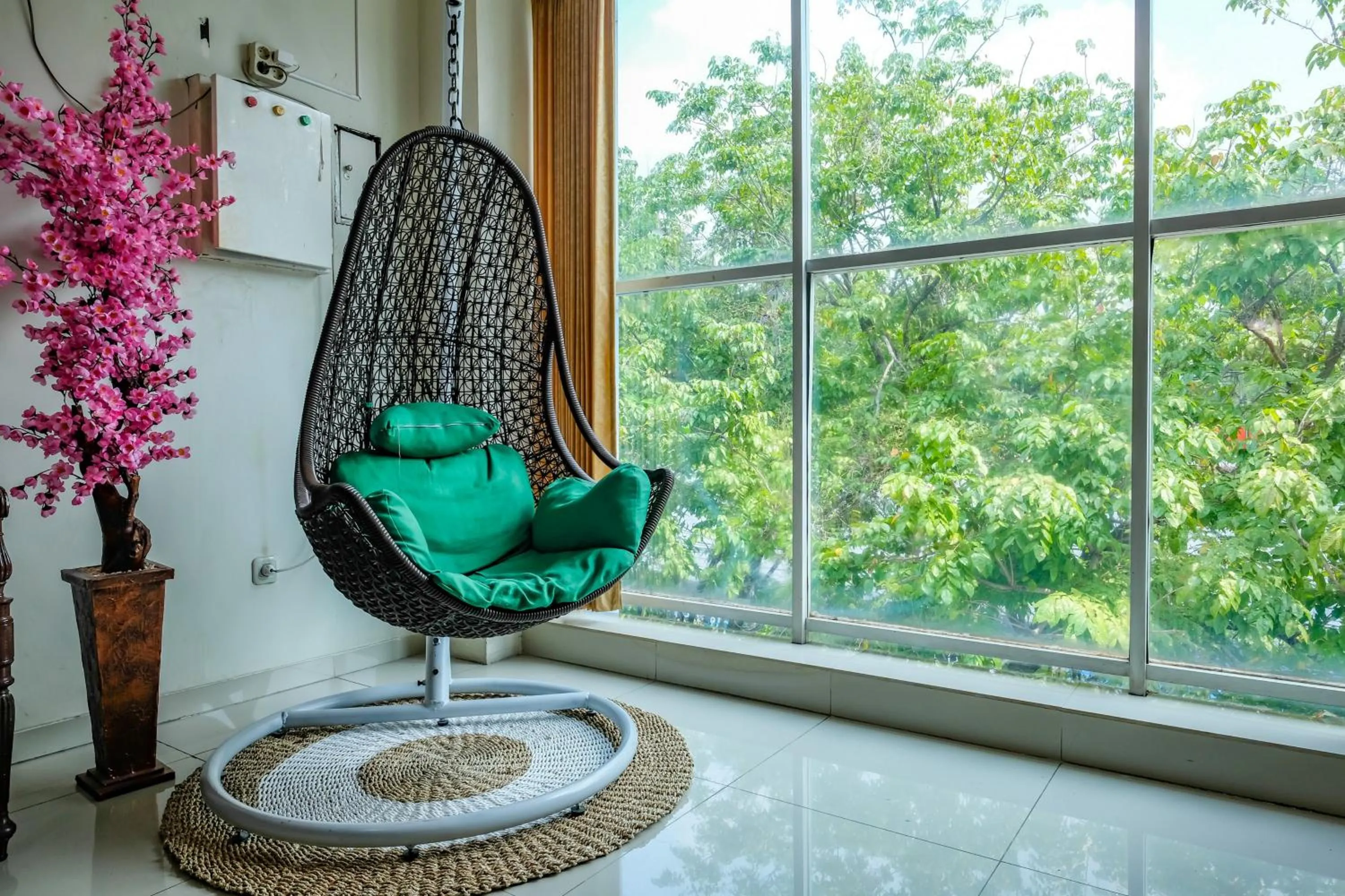 Seating area in RedDoorz @ Panglima Sudirman