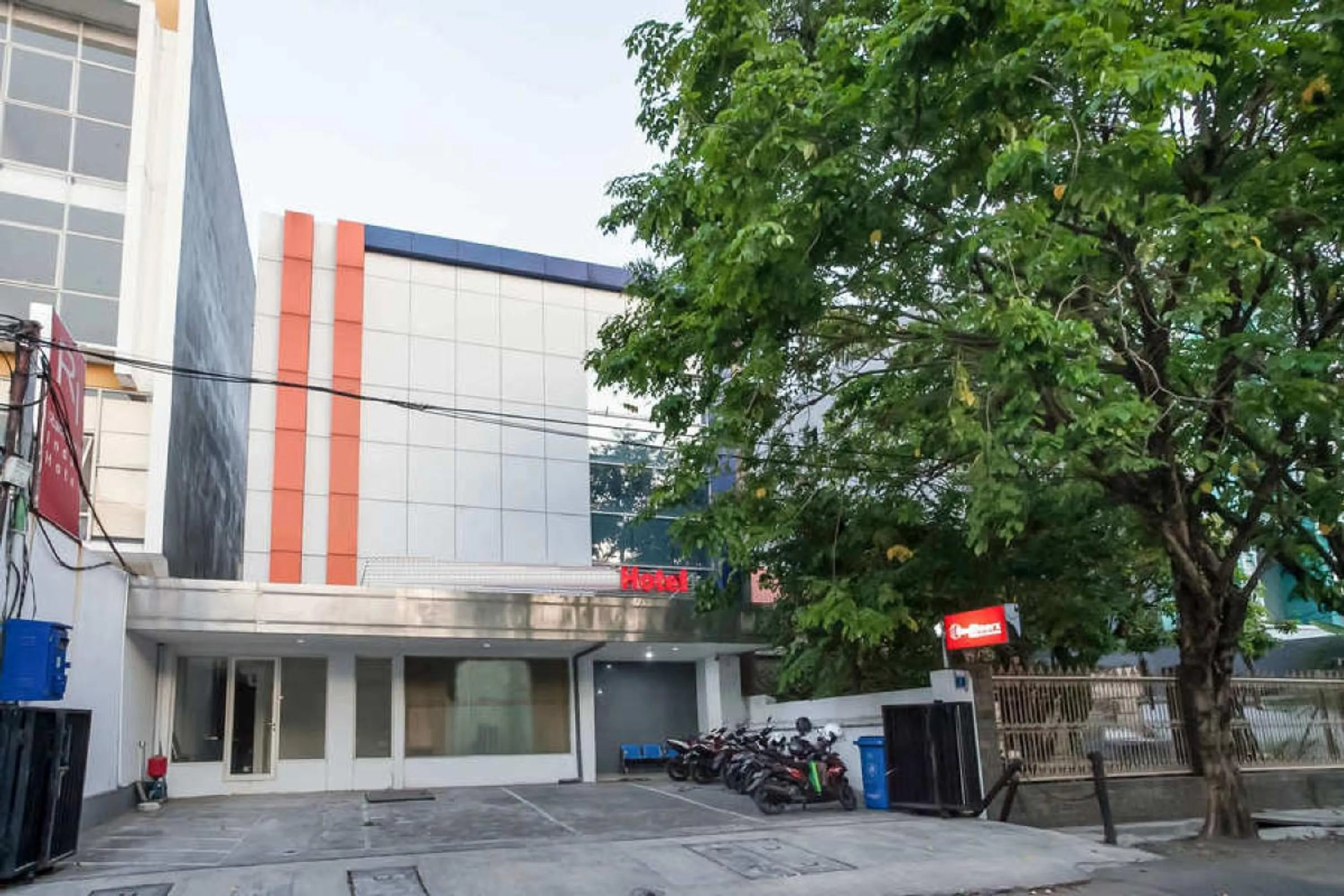 Property building in RedDoorz @ Panglima Sudirman